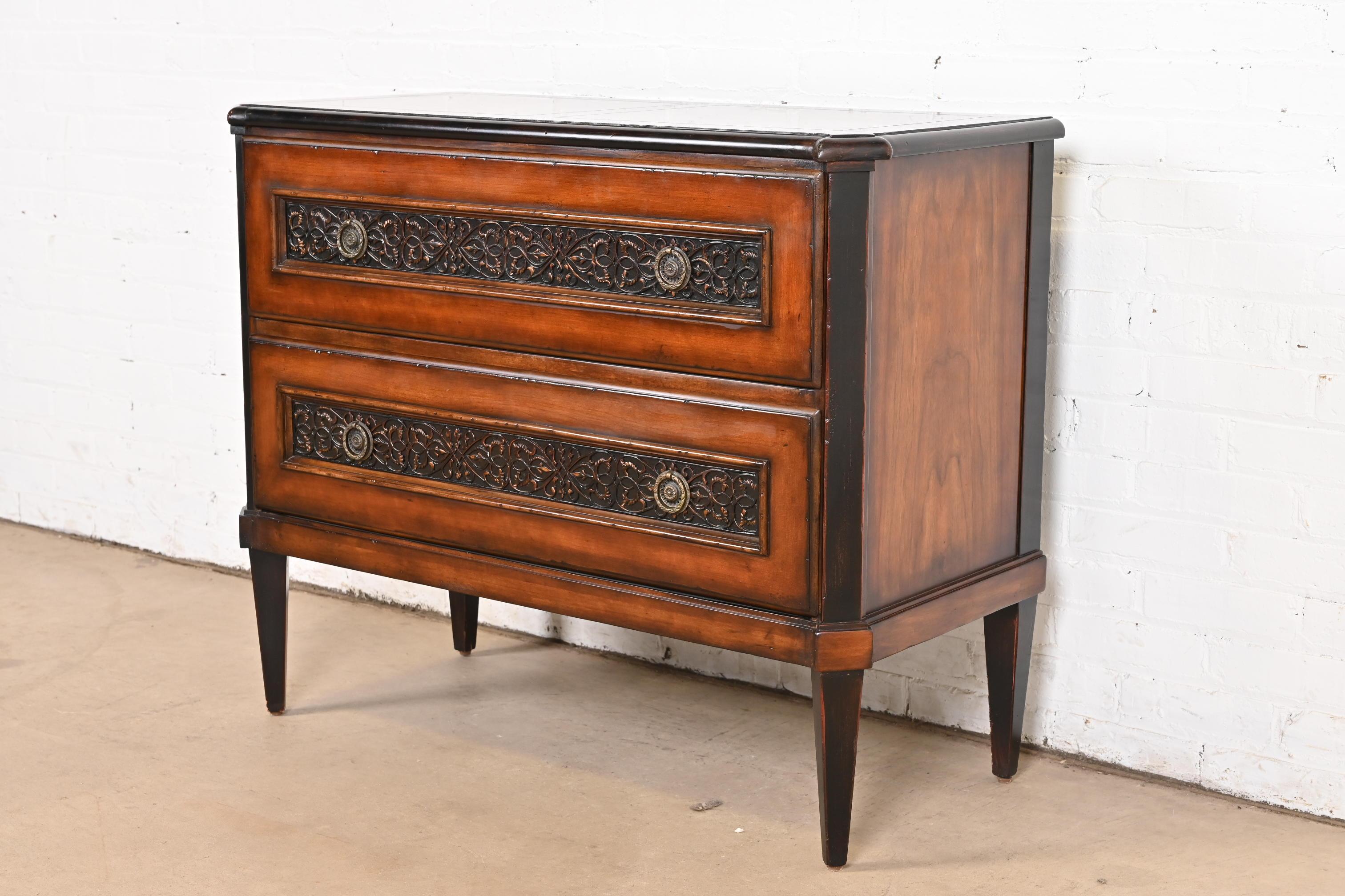 Baker Furniture Commode italiana Regency Luigi XVI in ciliegio e legno di radica In condizioni buone in vendita a South Bend, IN