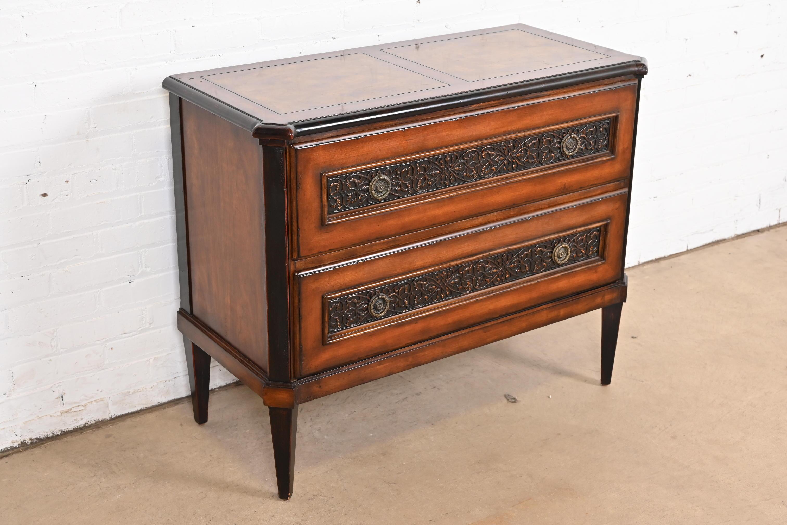 XX secolo Baker Furniture Commode italiana Regency Luigi XVI in ciliegio e legno di radica in vendita