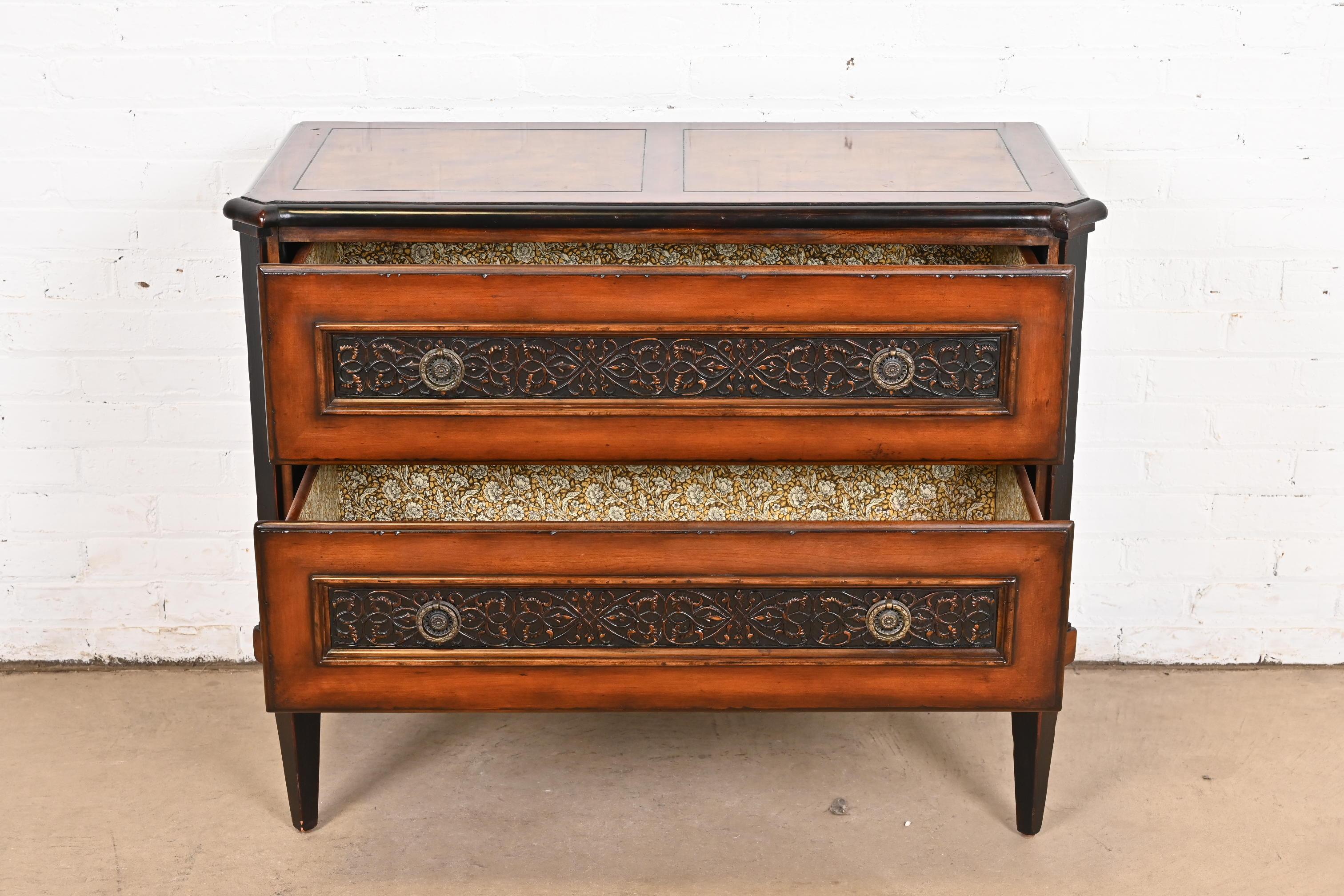 Ottone Baker Furniture Commode italiana Regency Luigi XVI in ciliegio e legno di radica in vendita