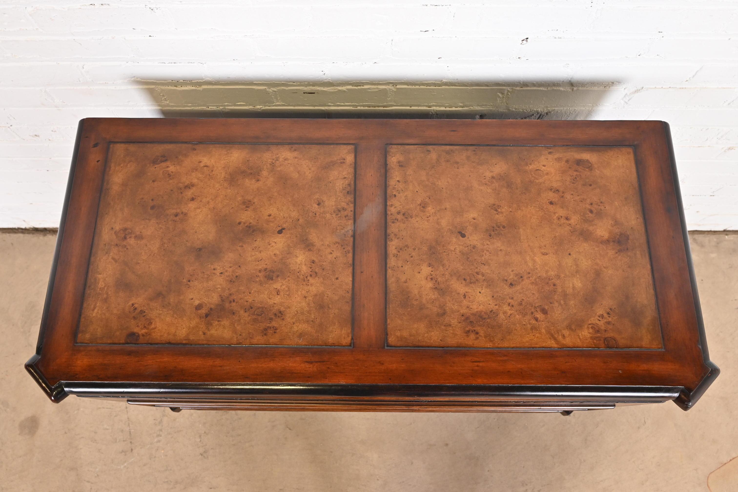 Baker Furniture Commode italiana Regency Luigi XVI in ciliegio e legno di radica in vendita 2