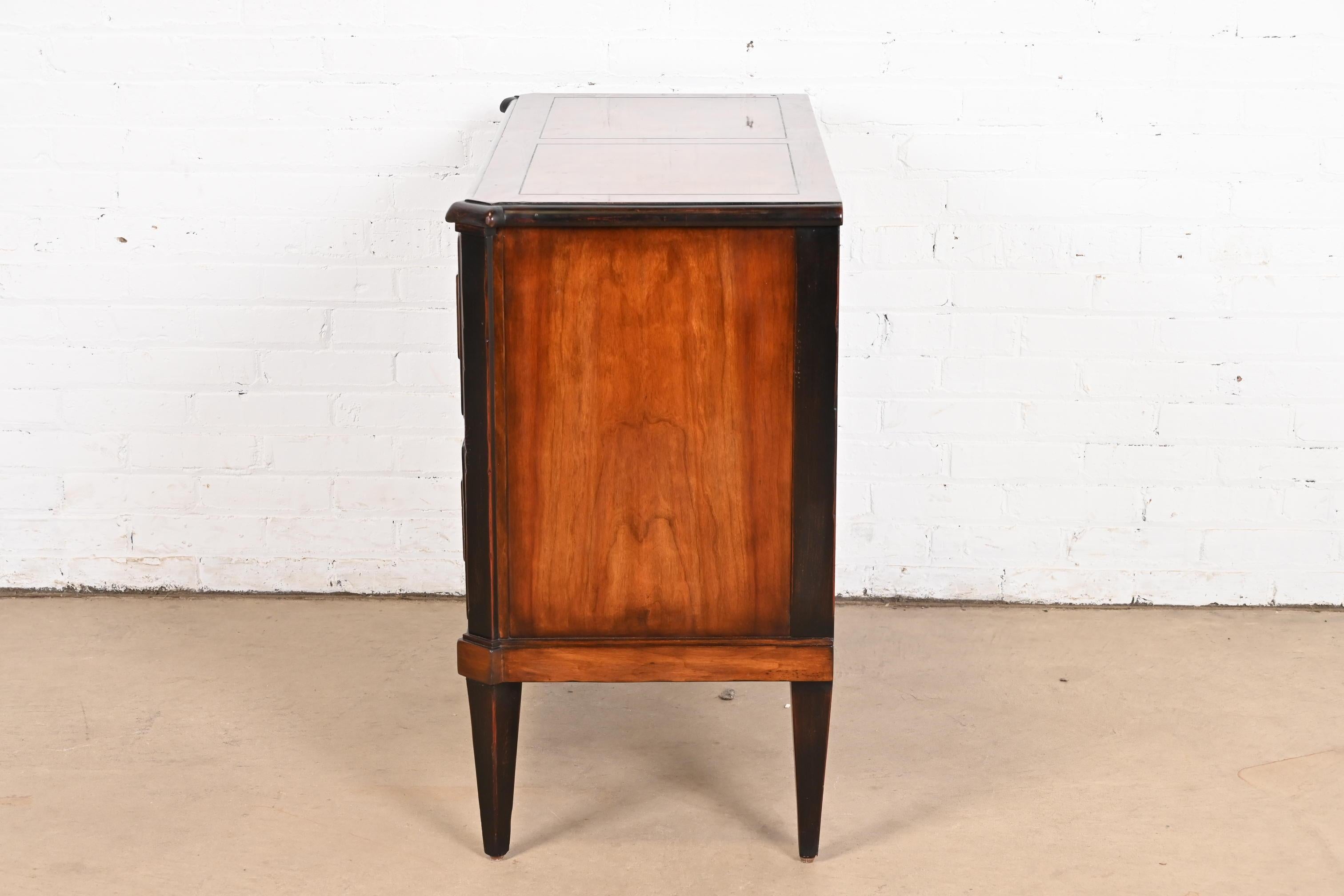 Baker Furniture Commode italiana Regency Luigi XVI in ciliegio e legno di radica in vendita 3
