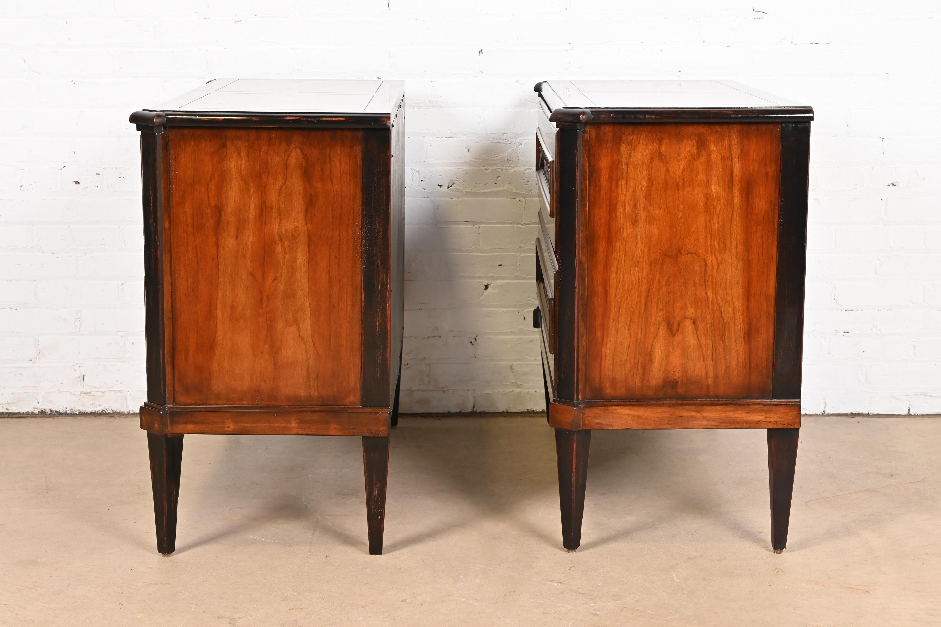 Baker Furniture Commodes in ciliegio e legno di radica, coppia di commodes Luigi XVI della Reggenza italiana in vendita 4