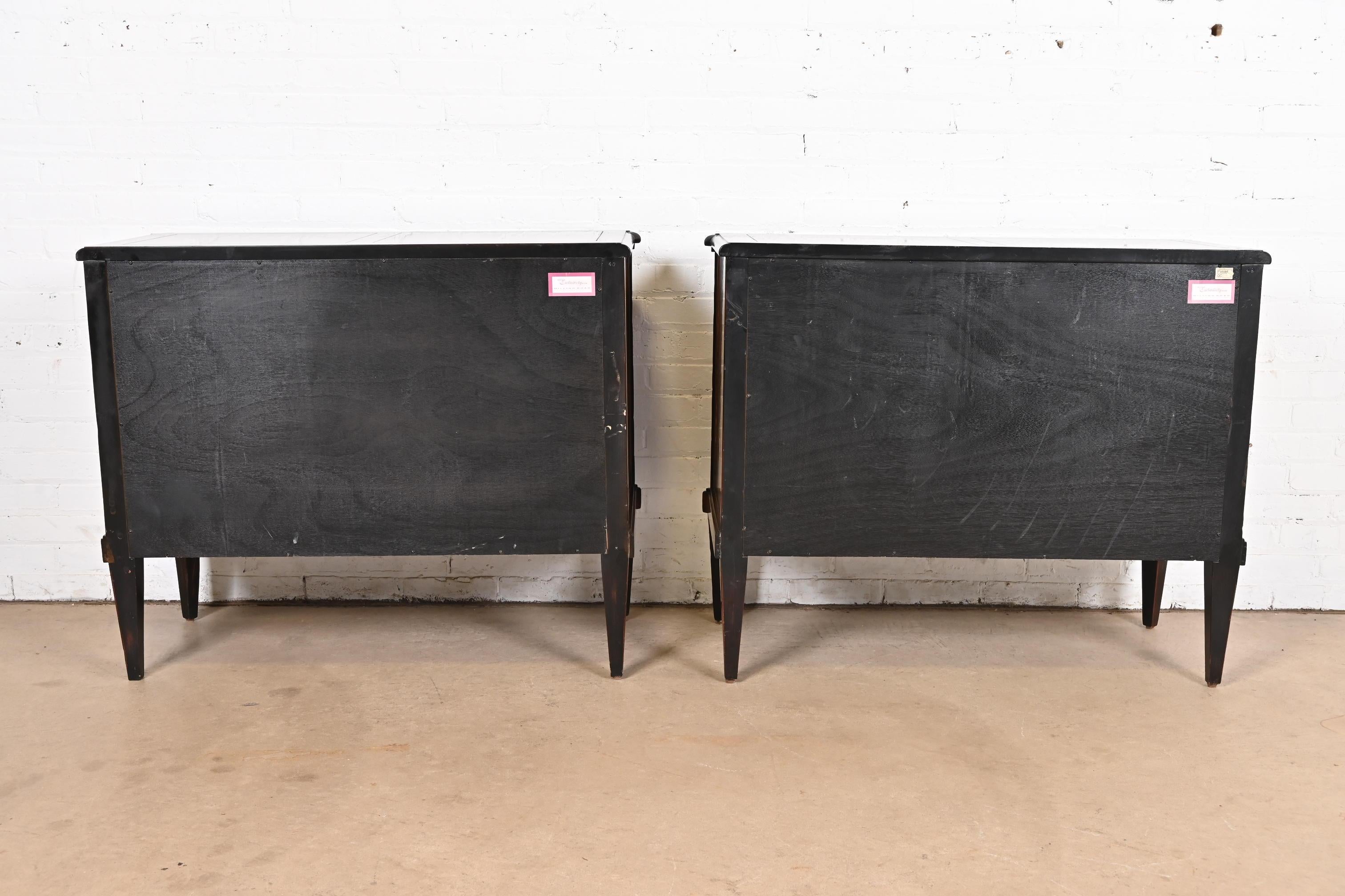 Baker Furniture Commodes in ciliegio e legno di radica, coppia di commodes Luigi XVI della Reggenza italiana in vendita 5