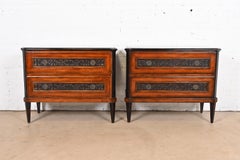 Paire de commodes de style Régence italienne Louis XVI en cerisier et broussin