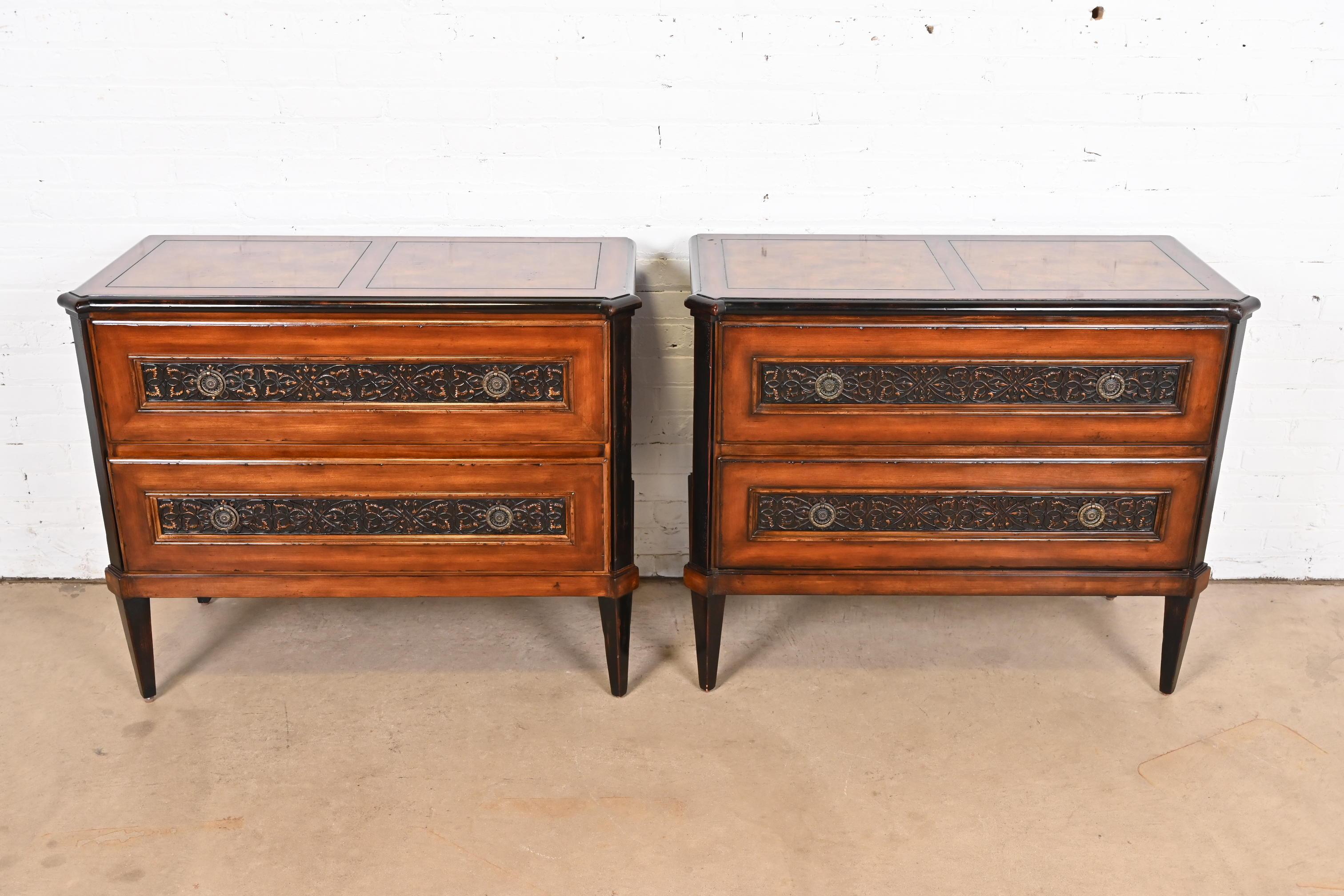 Americano Baker Furniture Commodes in ciliegio e legno di radica, coppia di commodes Luigi XVI della Reggenza italiana in vendita