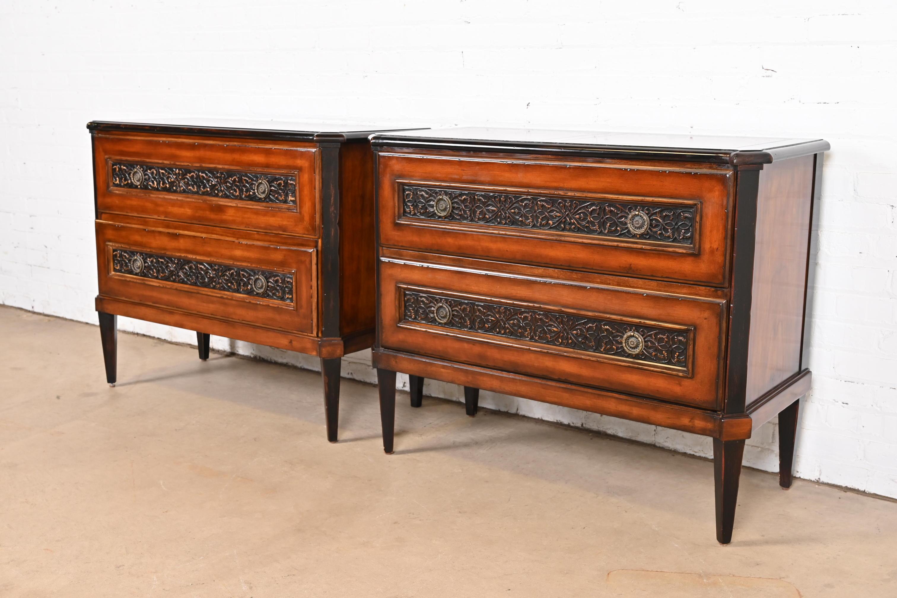 Baker Furniture Commodes in ciliegio e legno di radica, coppia di commodes Luigi XVI della Reggenza italiana In condizioni buone in vendita a South Bend, IN