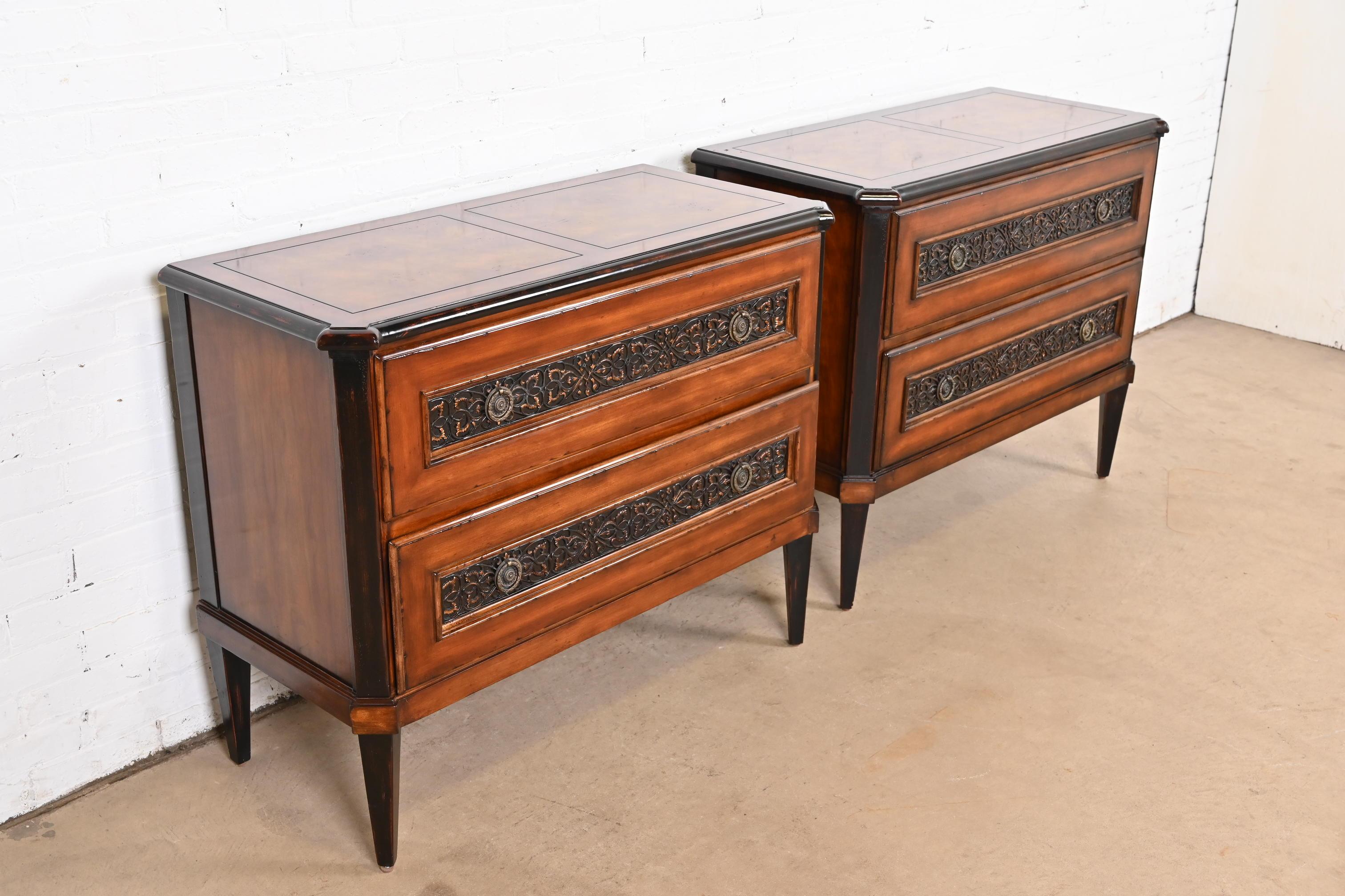 XX secolo Baker Furniture Commodes in ciliegio e legno di radica, coppia di commodes Luigi XVI della Reggenza italiana in vendita