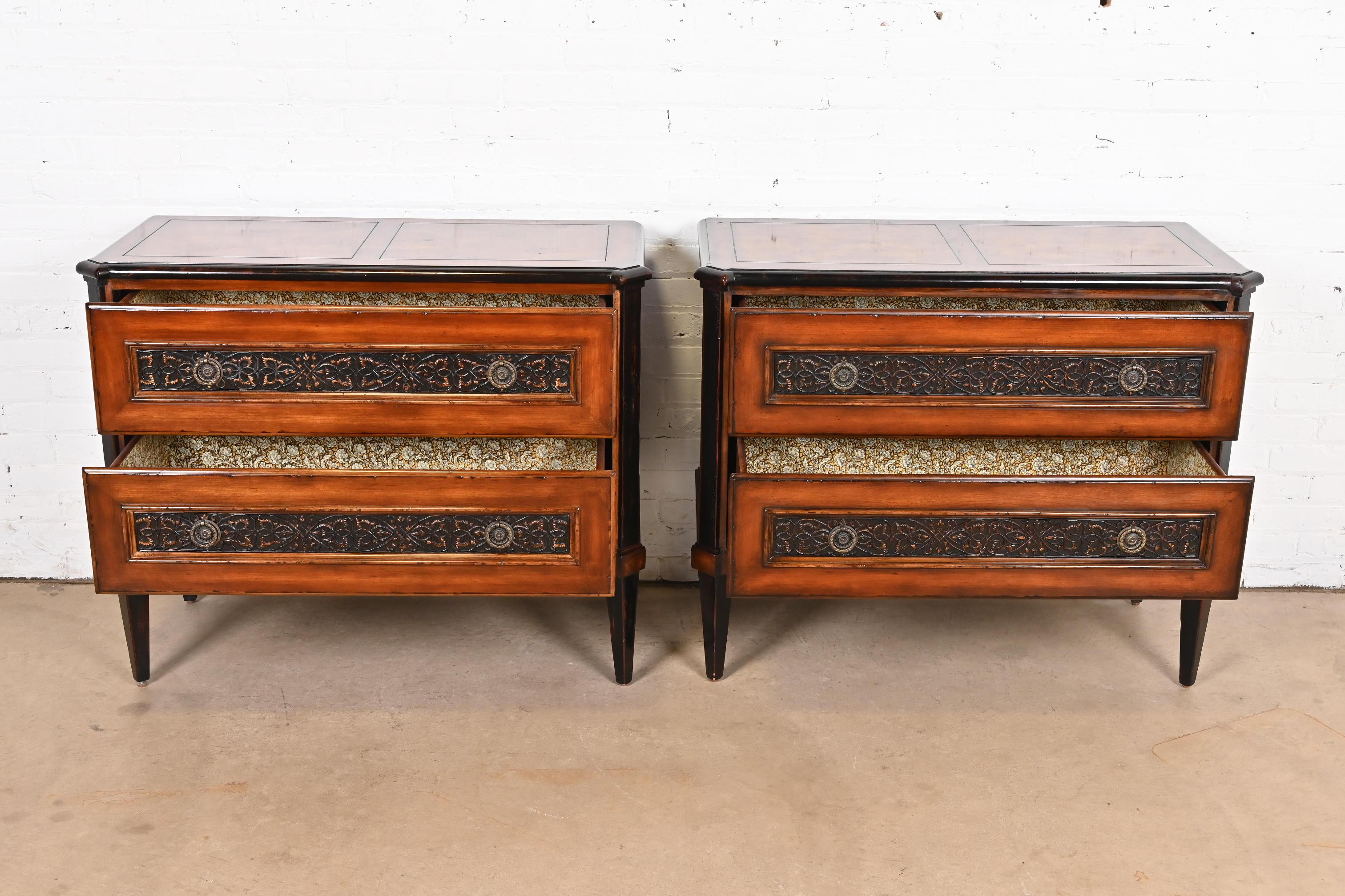 Ottone Baker Furniture Commodes in ciliegio e legno di radica, coppia di commodes Luigi XVI della Reggenza italiana in vendita