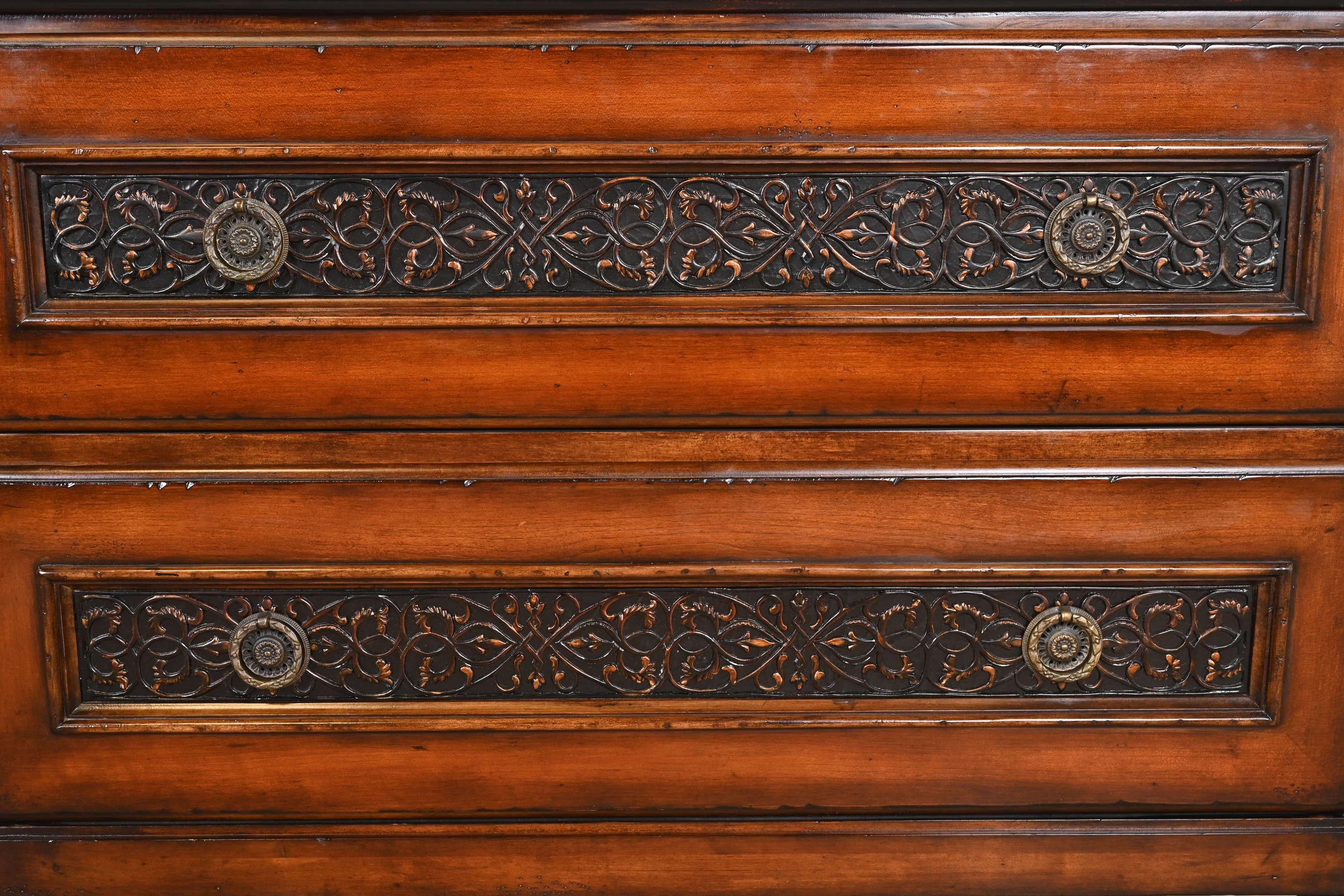 Baker Furniture Commodes in ciliegio e legno di radica, coppia di commodes Luigi XVI della Reggenza italiana in vendita 1