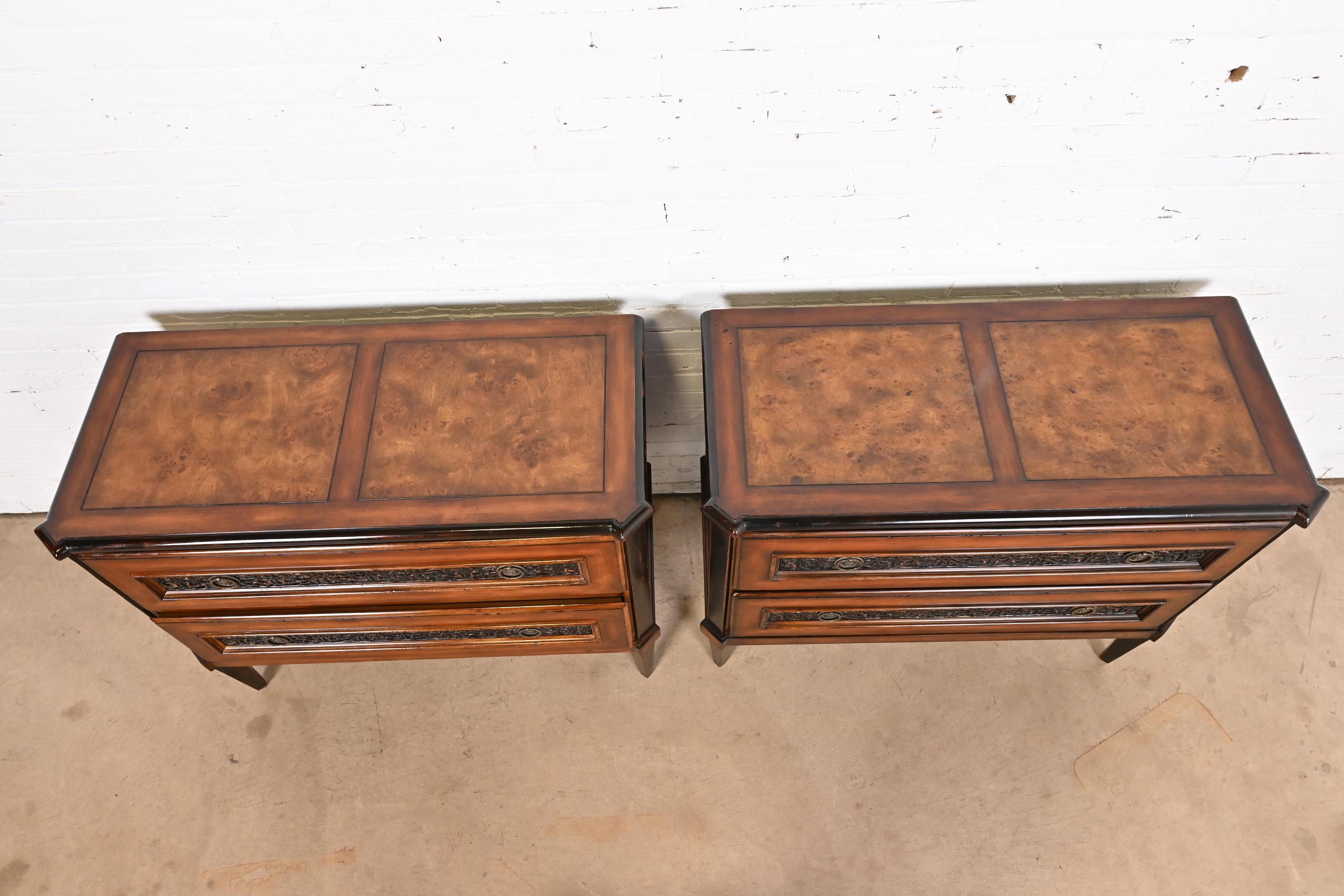 Baker Furniture Commodes in ciliegio e legno di radica, coppia di commodes Luigi XVI della Reggenza italiana in vendita 3