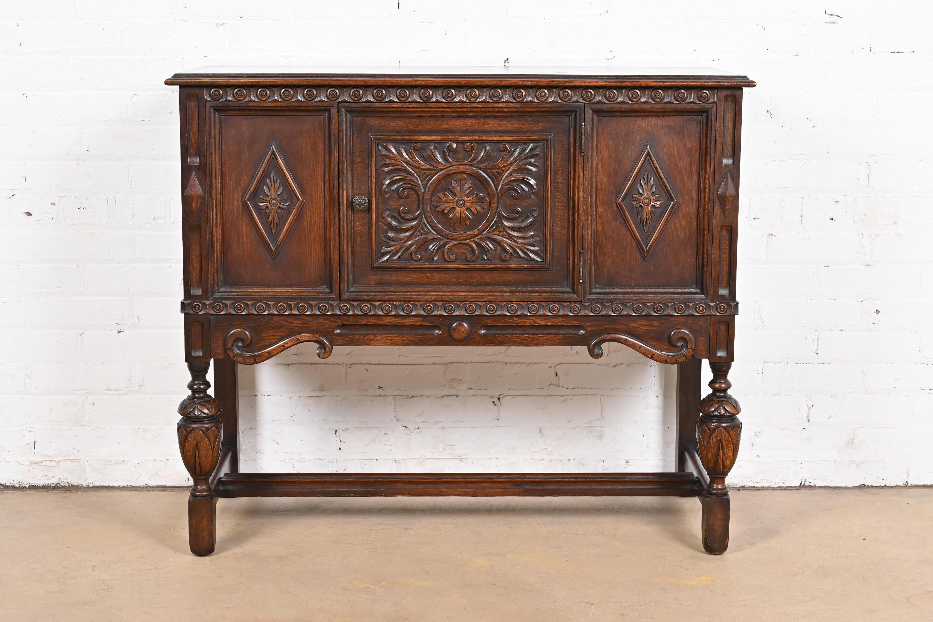 An exceptional English Jacobean style sideboard buffet, credenza, or bar cabinet

By Baker Furniture

USA, Circa 1920s

Measures: 40.25