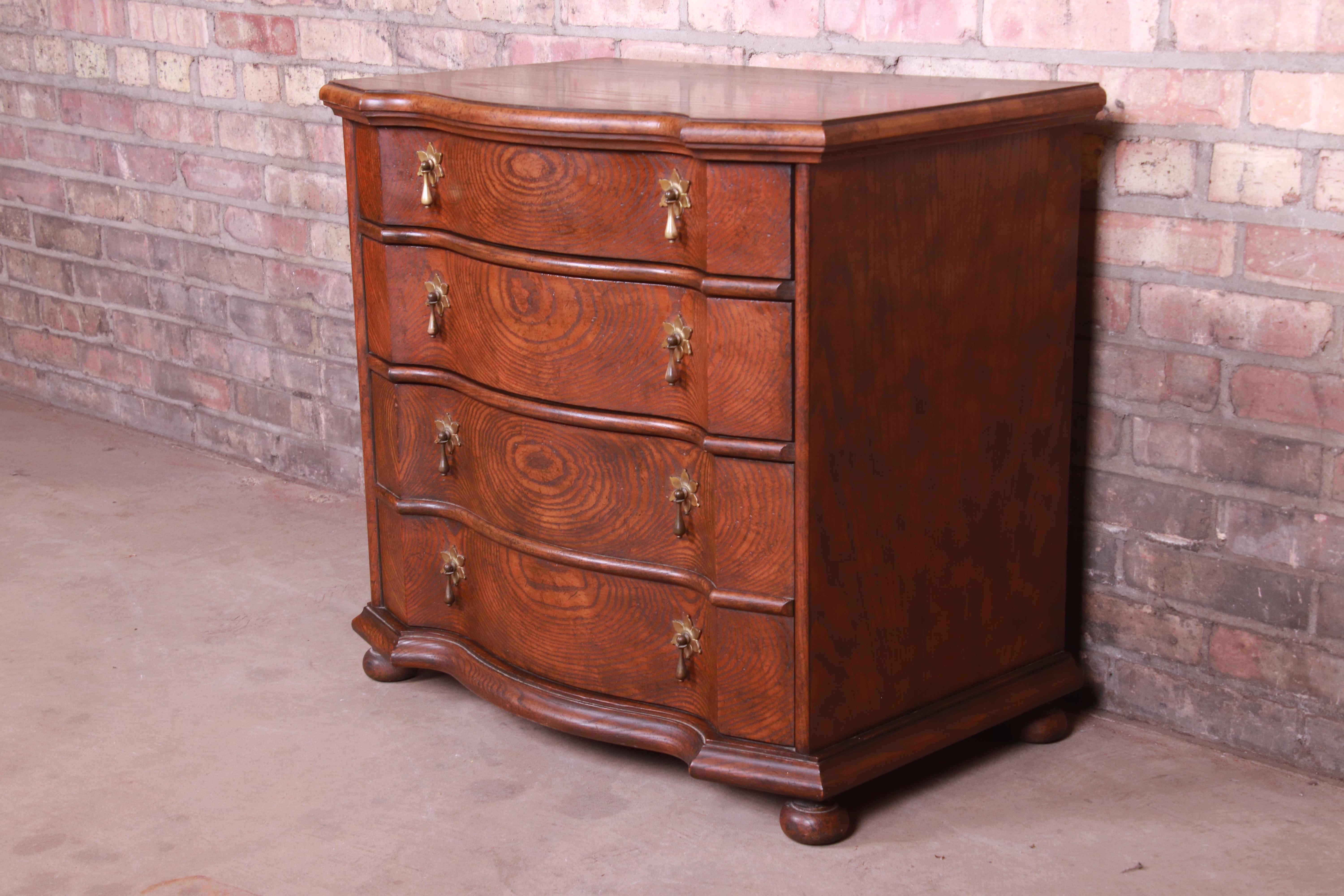 An exceptional Jacobean style chest of drawers

By Baker Furniture

USA, 20th century

Solid oak, with original brass hardware.

Measures: 28
