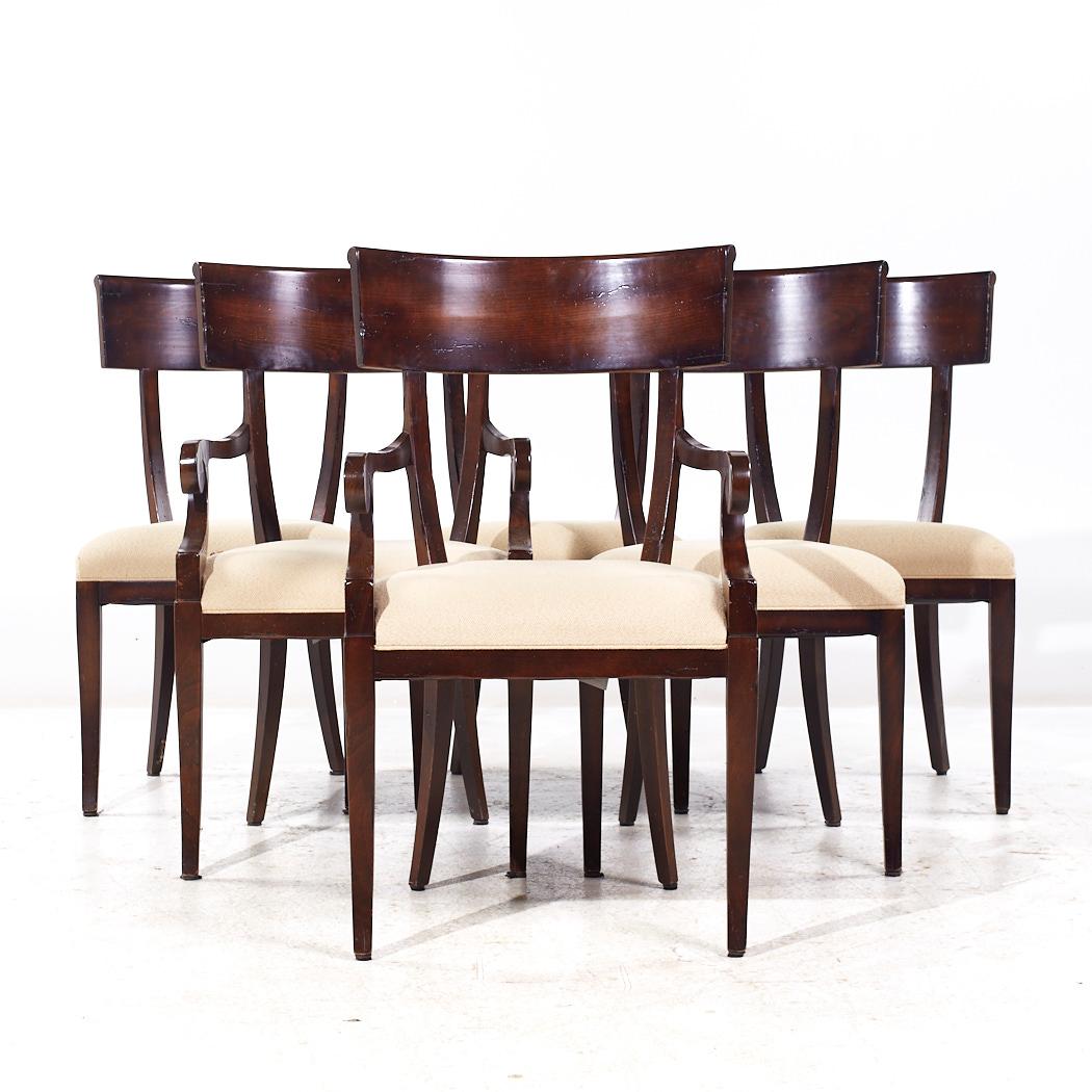 Baker Furniture Klismos Esszimmerstühle - 6er-Set

Jeder armlose Stuhl misst: 22 breit x 21 tief x 37,5 hoch, mit einer Sitzhöhe von 19,5 Zoll
Jeder Kapitänsstuhl misst: 23 breit x 24 tief x 37,5 hoch, mit einer Sitzhöhe von 19,5 Zoll, die