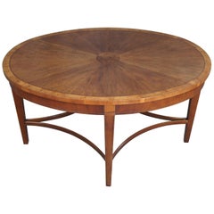 Baker Furniture Laura Ashley Table basse en bois de ronce d'acajou incrusté Sheraton