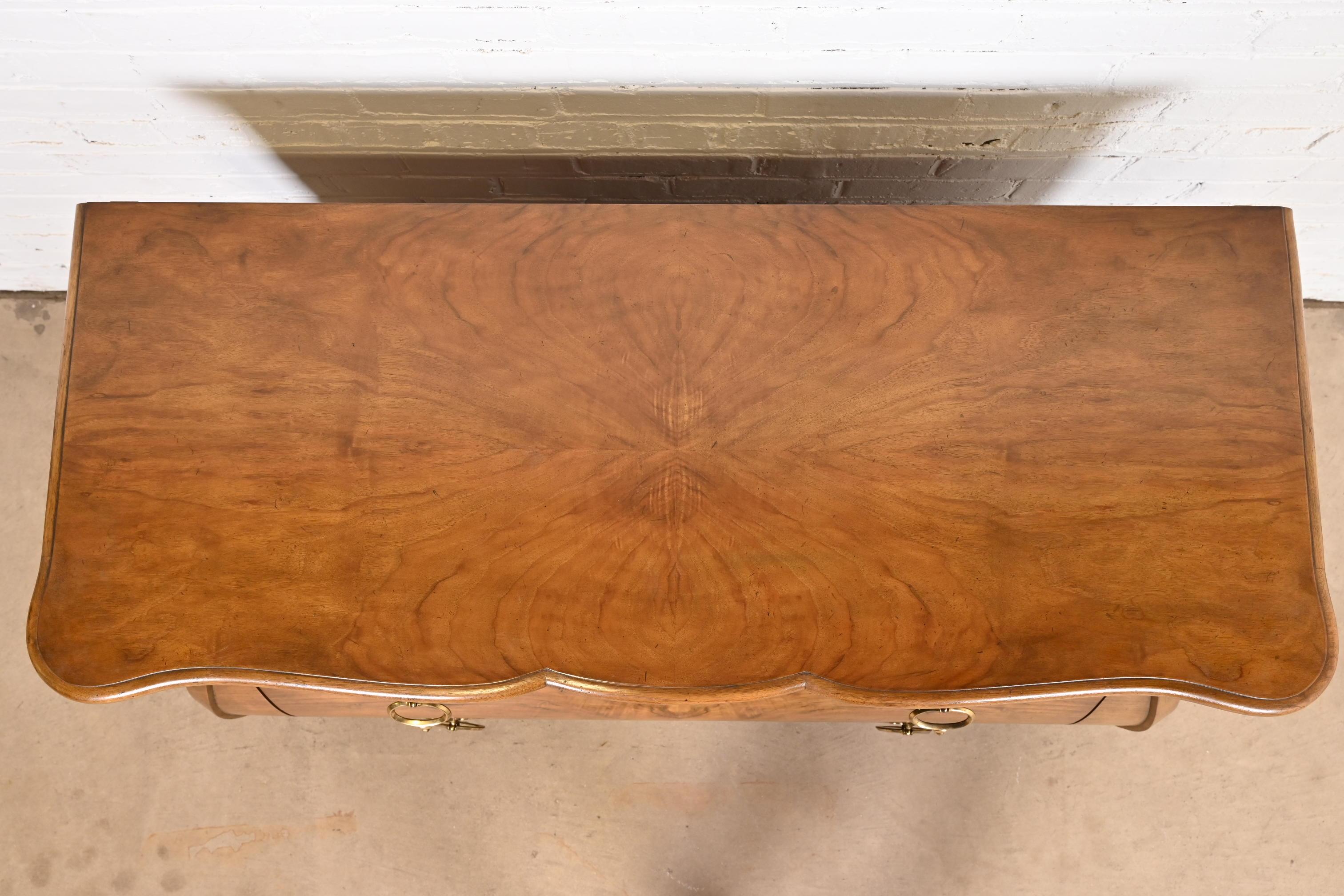Baker Furniture Cassapanca o Commode Bombay in noce burlato Luigi XV in vendita 3