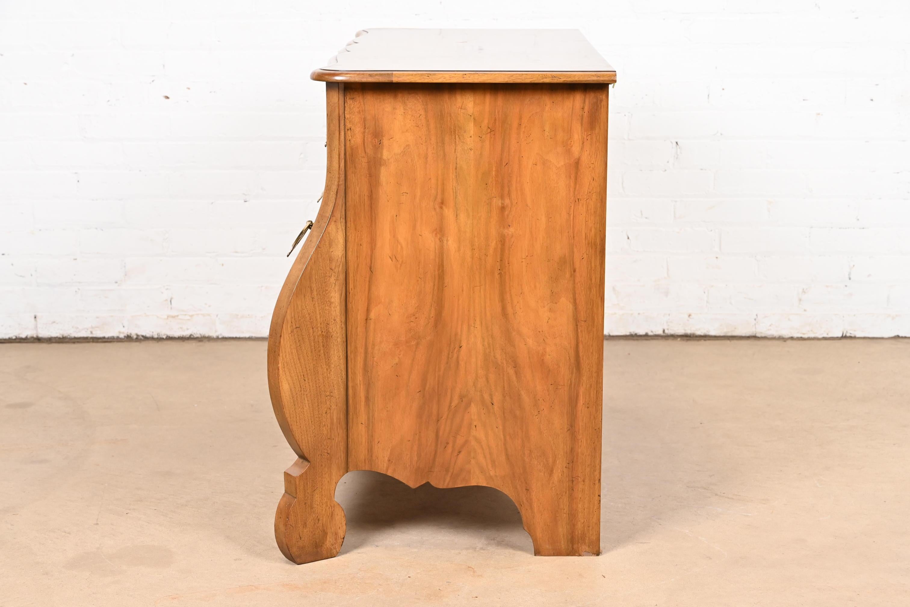 Baker Furniture Cassapanca o Commode Bombay in noce burlato Luigi XV in vendita 4