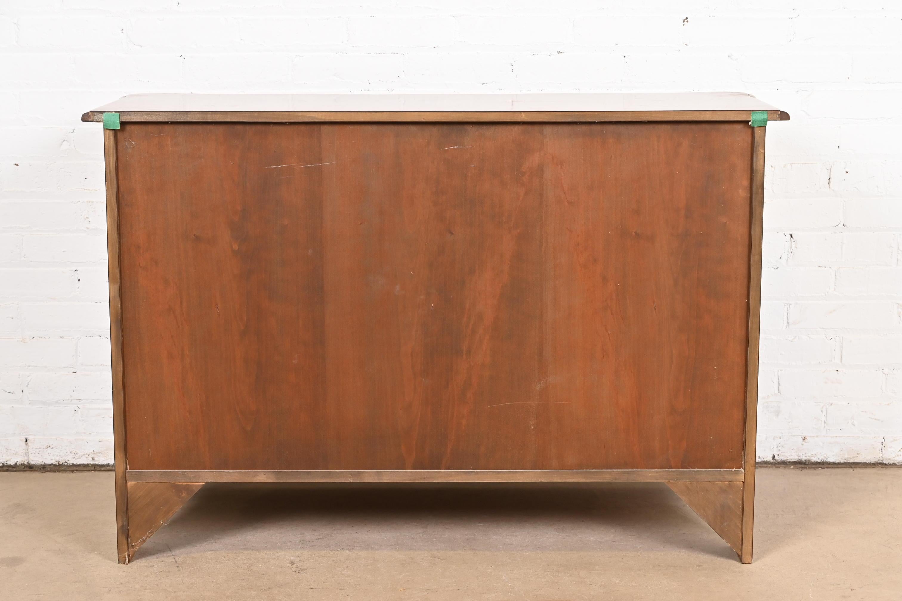 Baker Furniture Cassapanca o Commode Bombay in noce burlato Luigi XV in vendita 5