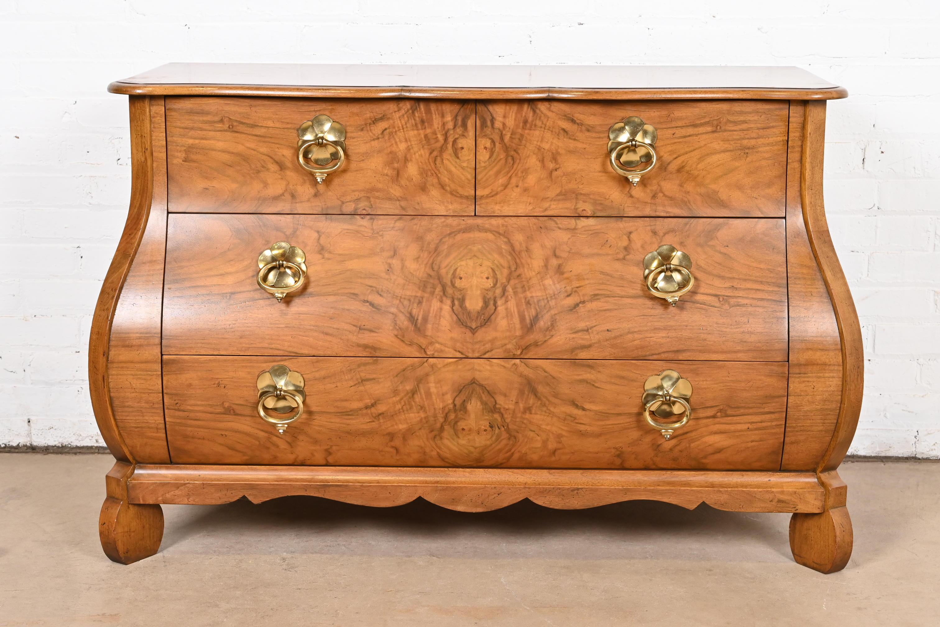 Una splendida cassapanca, una commode o un comò bombay in stile olandese o provinciale francese Luigi XV

Da Baker Furniture

Stati Uniti, fine del XX secolo

Splendido noce burlato accoppiato a libro, con ferramenta originale in ottone.

Misure: