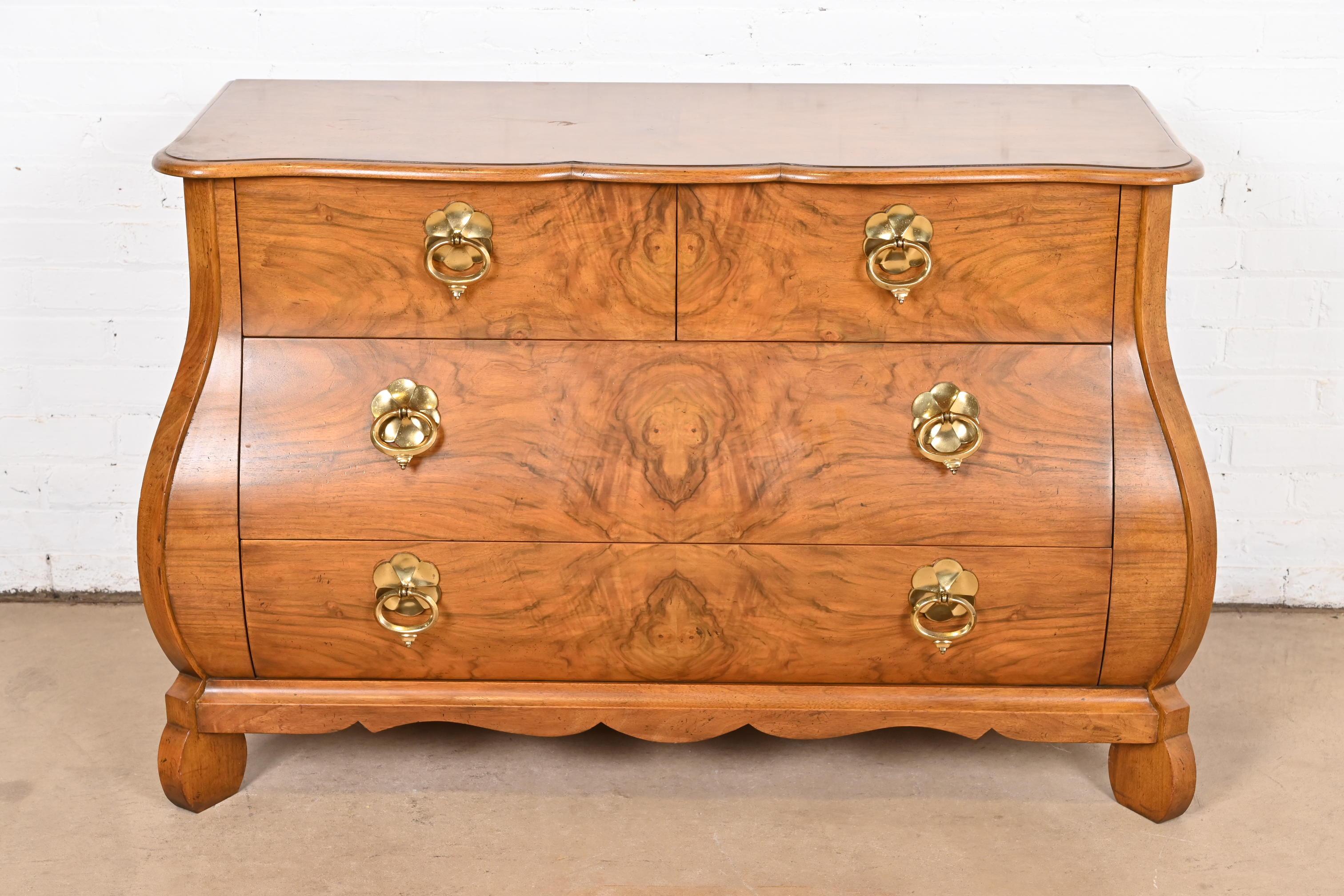Stile provenzale Baker Furniture Cassapanca o Commode Bombay in noce burlato Luigi XV in vendita