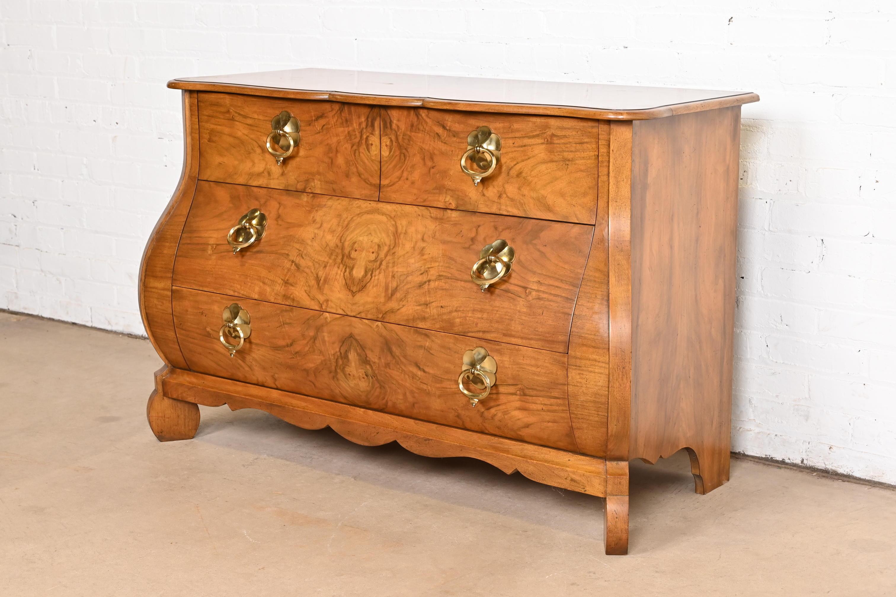 Americano Baker Furniture Cassapanca o Commode Bombay in noce burlato Luigi XV in vendita
