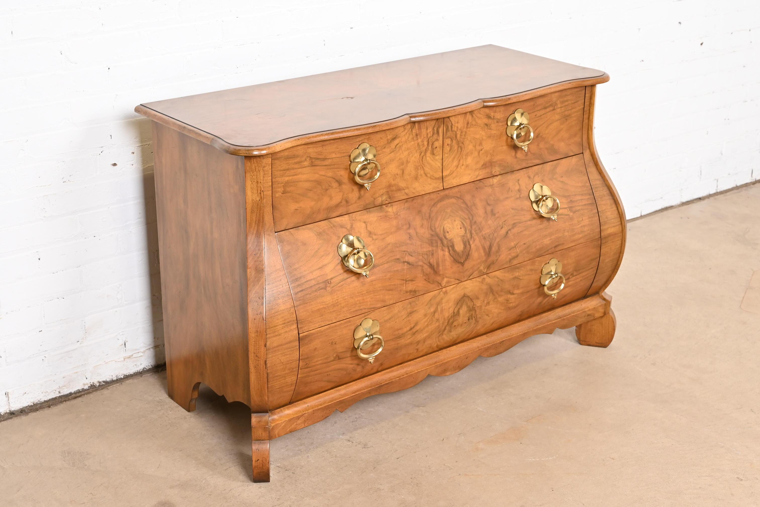 Baker Furniture Cassapanca o Commode Bombay in noce burlato Luigi XV In condizioni buone in vendita a South Bend, IN