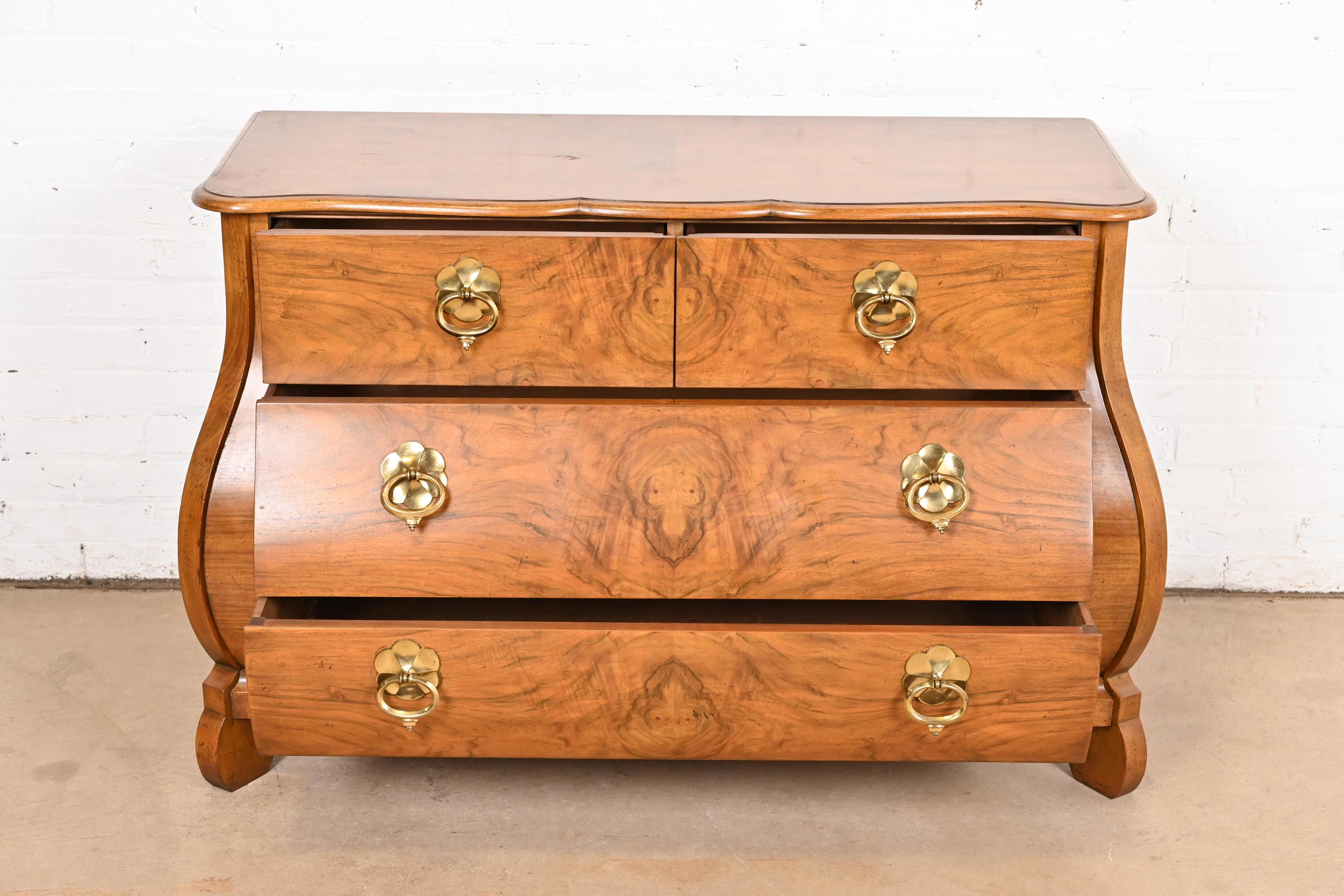 XX secolo Baker Furniture Cassapanca o Commode Bombay in noce burlato Luigi XV in vendita