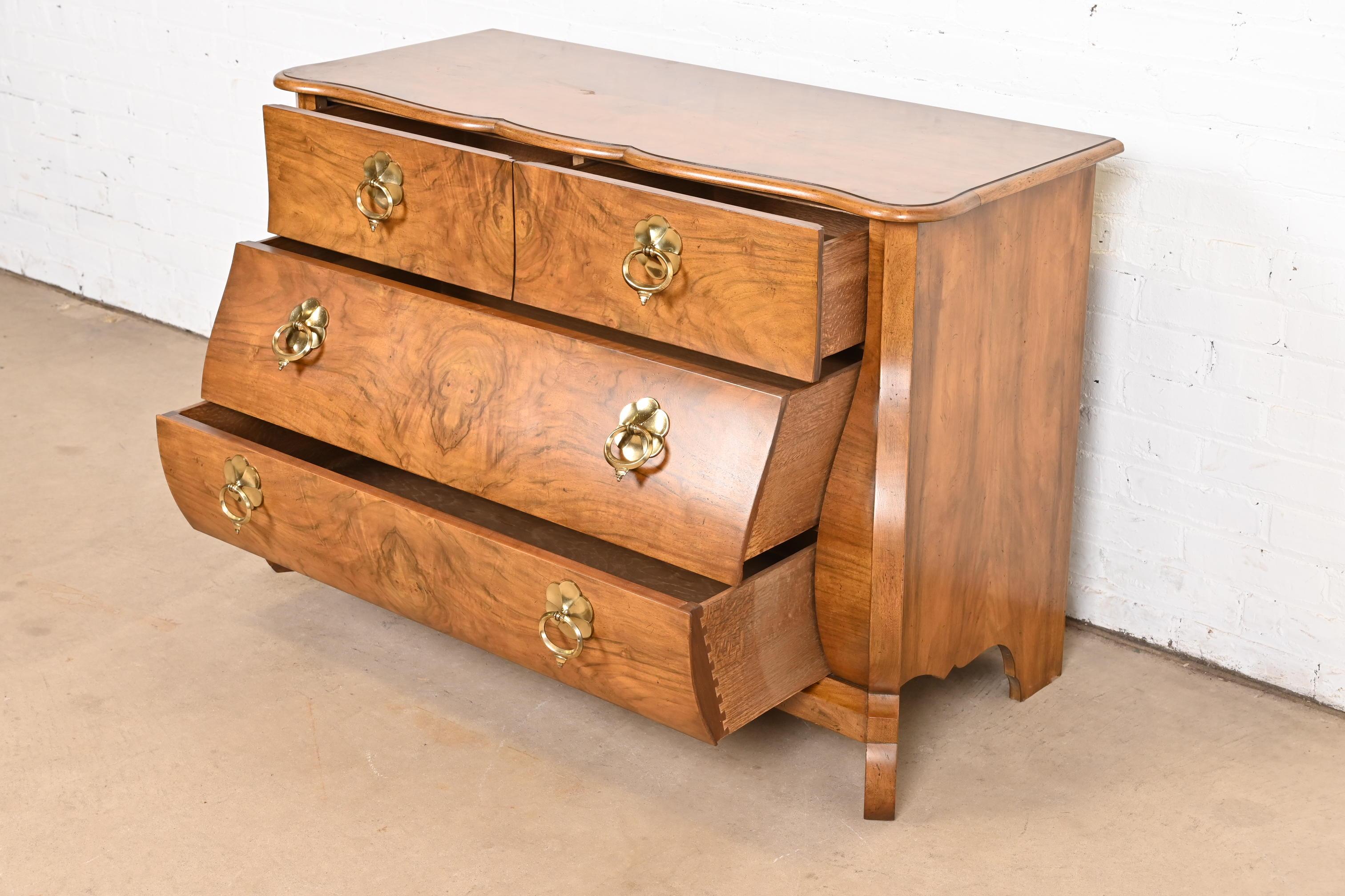 Ottone Baker Furniture Cassapanca o Commode Bombay in noce burlato Luigi XV in vendita
