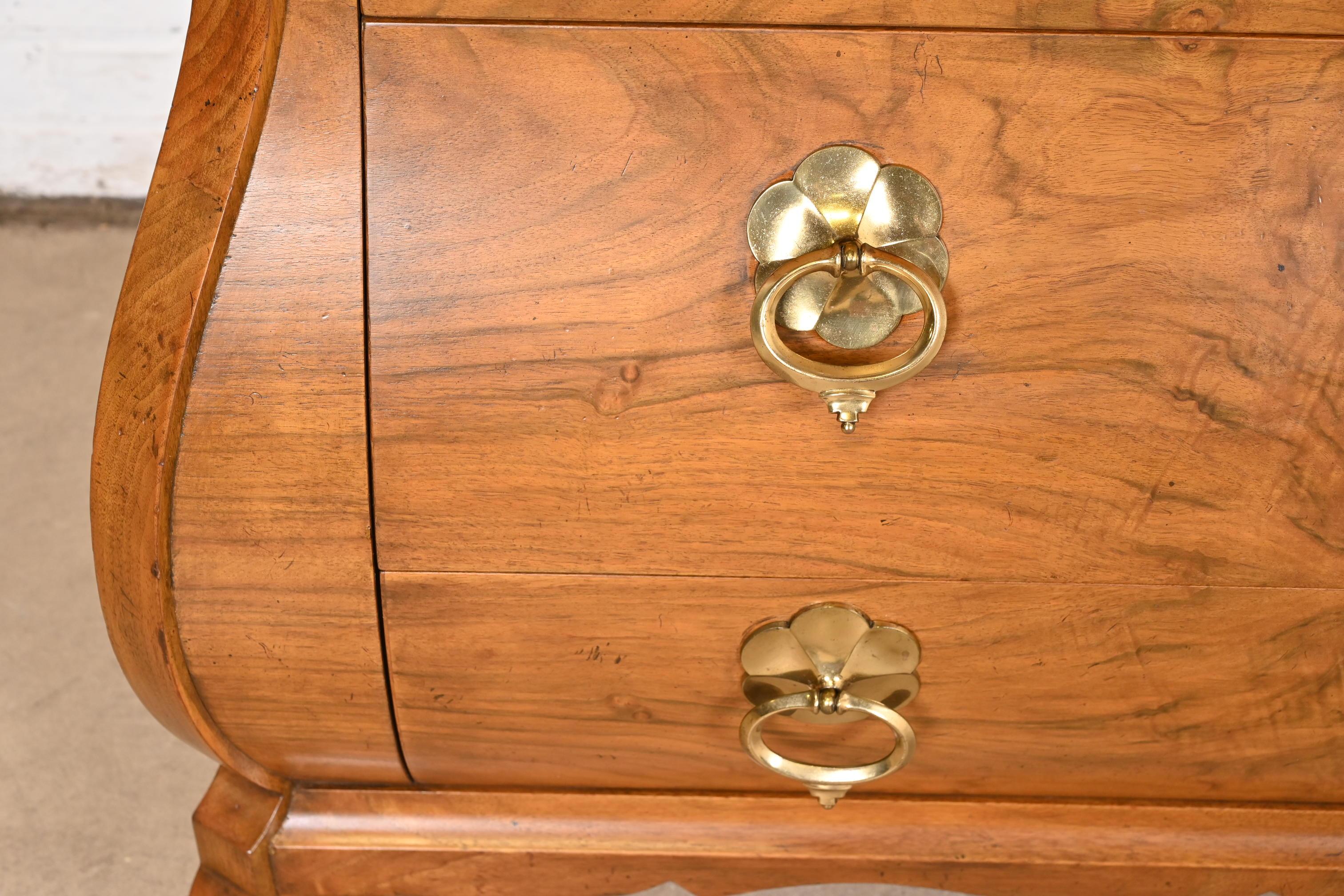 Baker Furniture Cassapanca o Commode Bombay in noce burlato Luigi XV in vendita 1