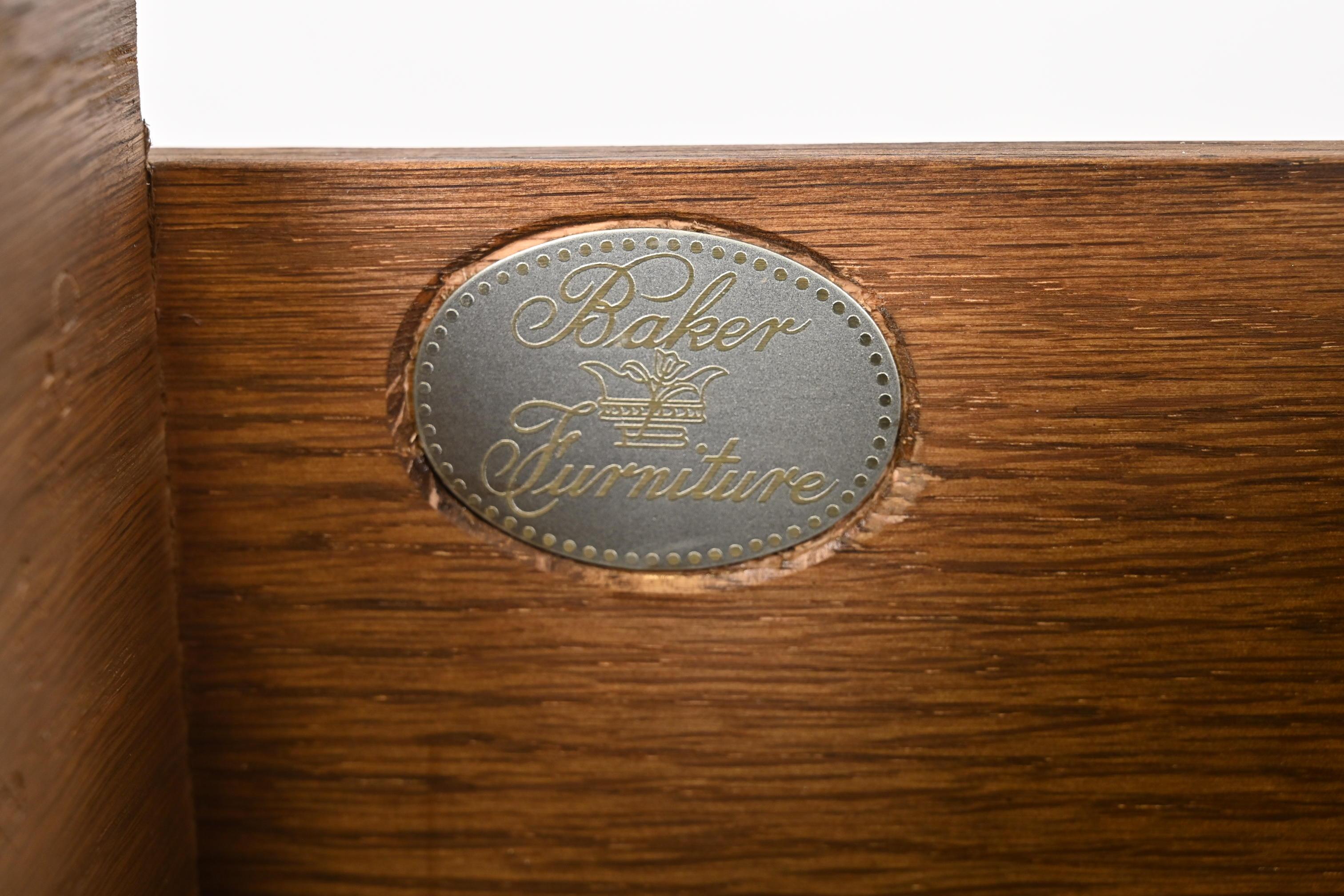 Baker Furniture Cassapanca o Commode Bombay in noce burlato Luigi XV in vendita 2
