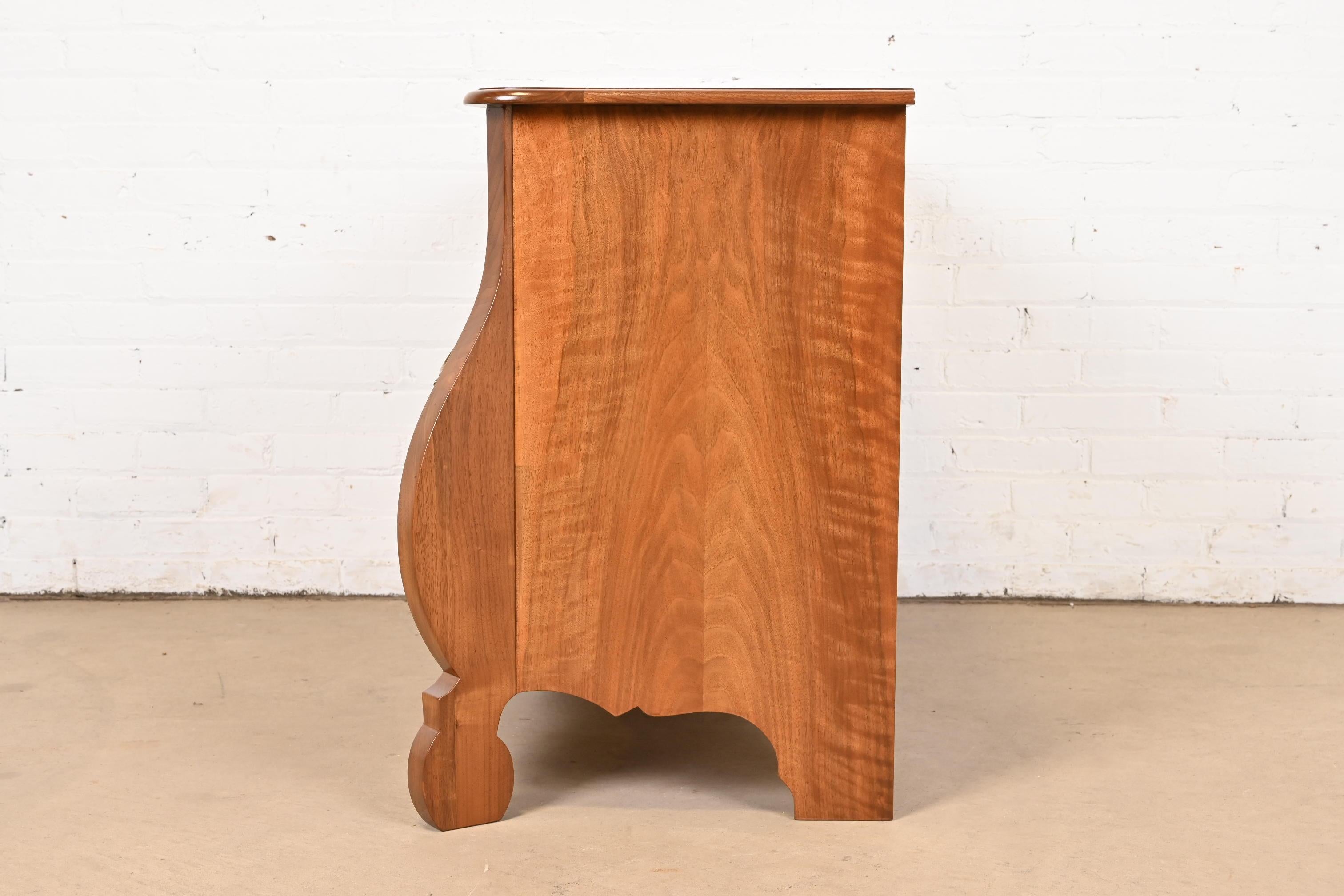 Baker Furniture Bombay-Kommode aus gemasertem Nussbaumholz im Louis-XV-Stil, neu lackiert im Angebot 7
