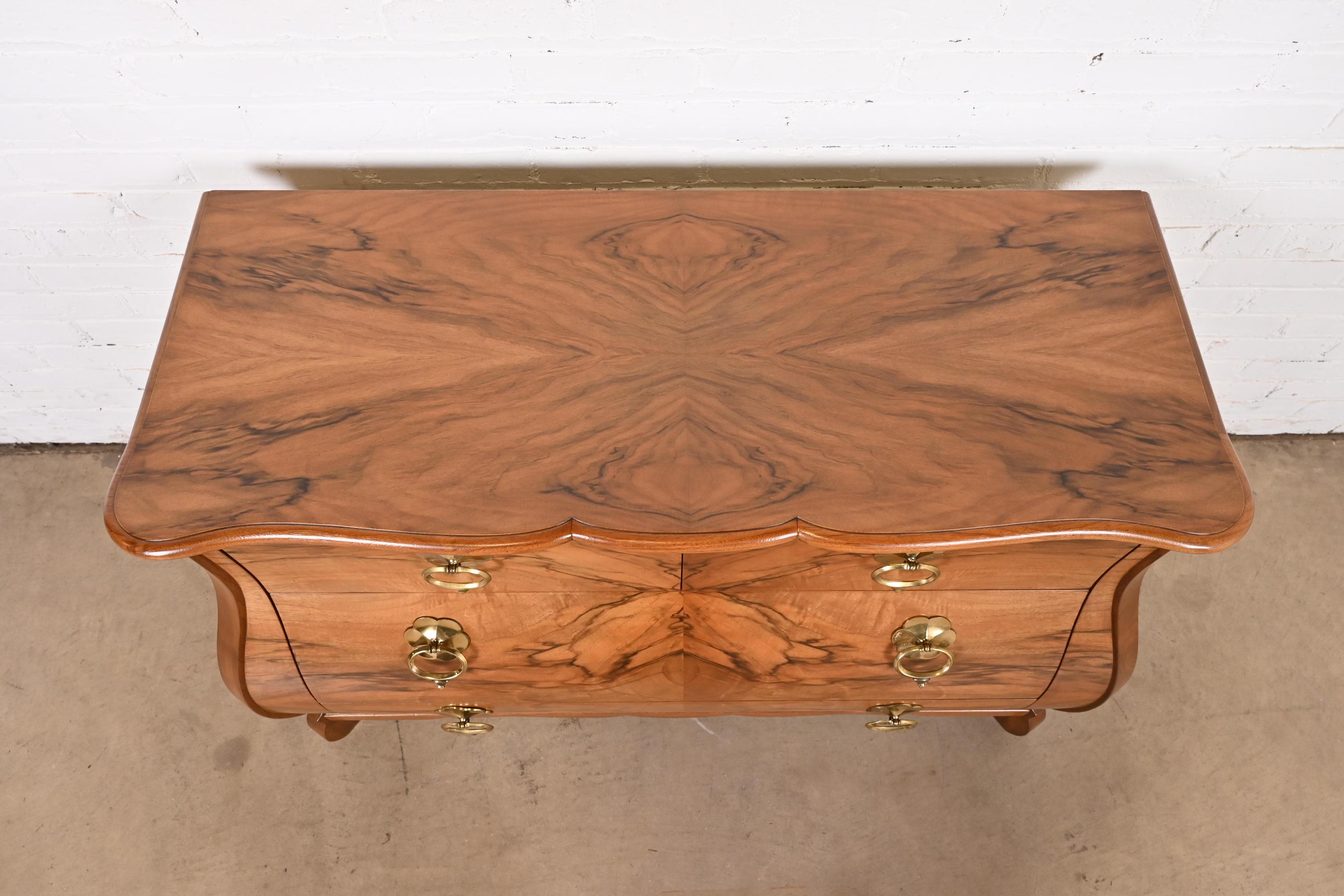Baker Furniture Bombay-Kommode aus gemasertem Nussbaumholz im Louis-XV-Stil, neu lackiert im Angebot 1