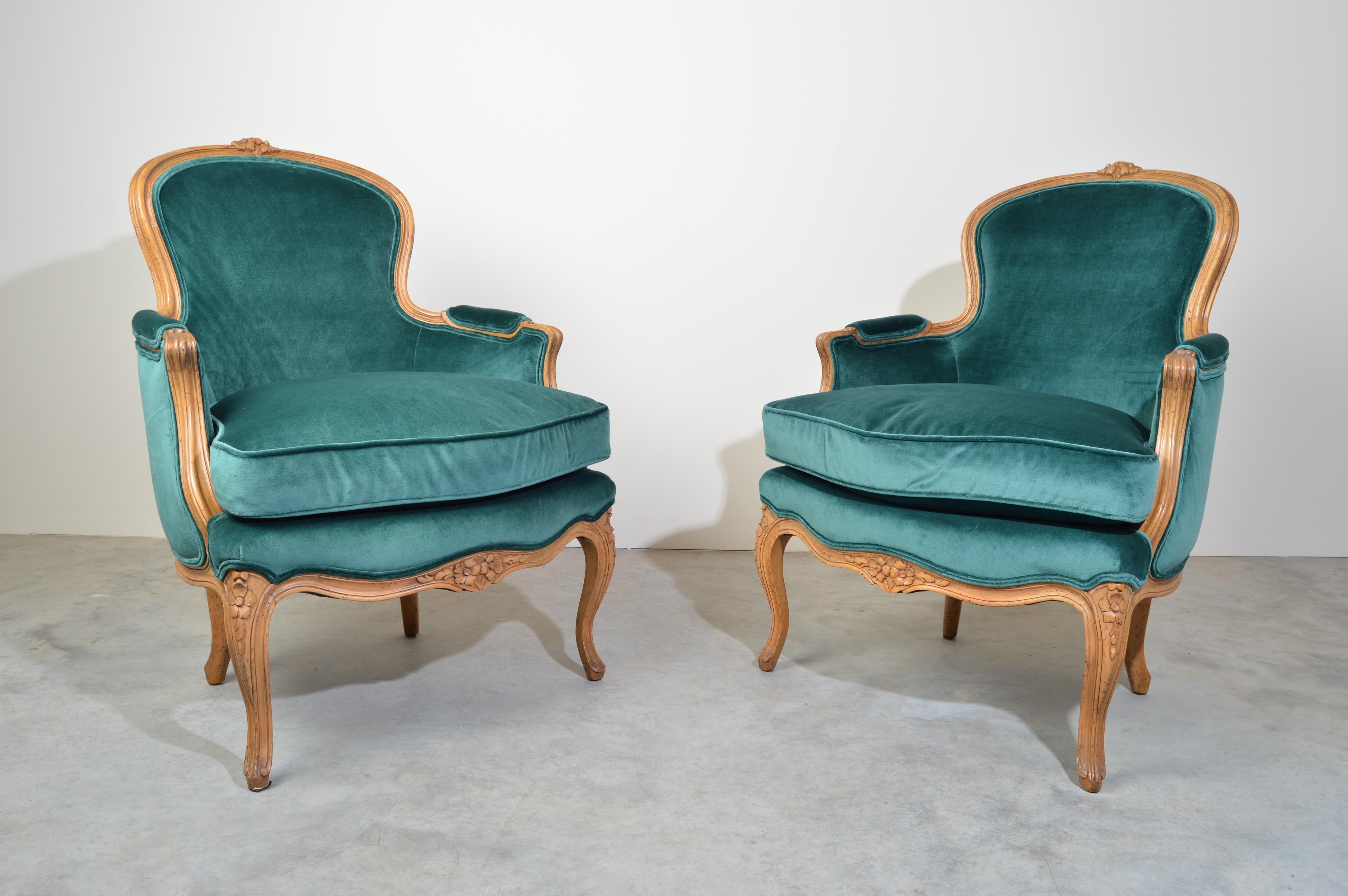 A stunning pair of vintage Baker Furniture Louis XV style Bergère lounge chairs with single ottoman newly upholstered in blue velvet.
Incredibly comfortable.
Very good condition having beautiful patina to the frames, new upholstery and overstuffed