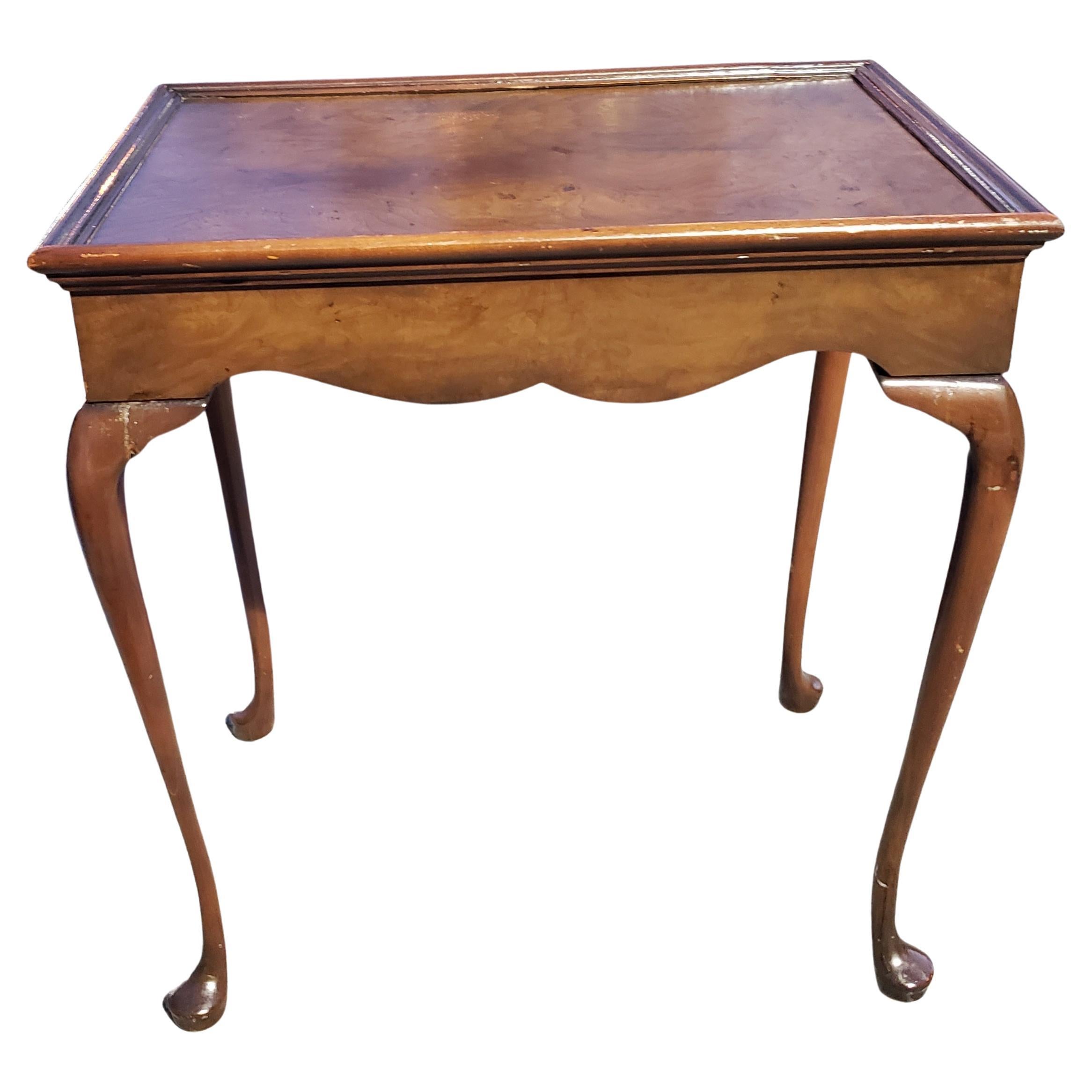 Américain Paire de tables d'appoint Queen Anne en acajou et ronce de noyer de Baker Furniture, vers les années 1950 en vente