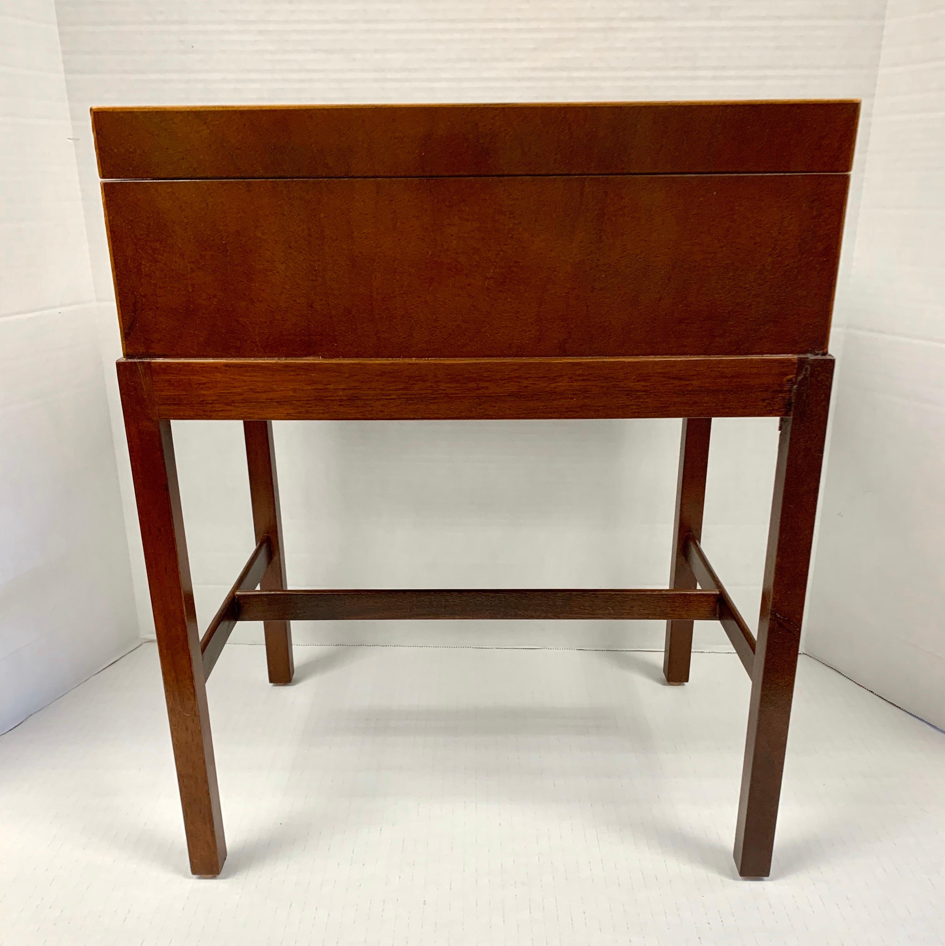 Baker Furniture Mahogany Inlay Box on Stand Table In Good Condition In West Hartford, CT