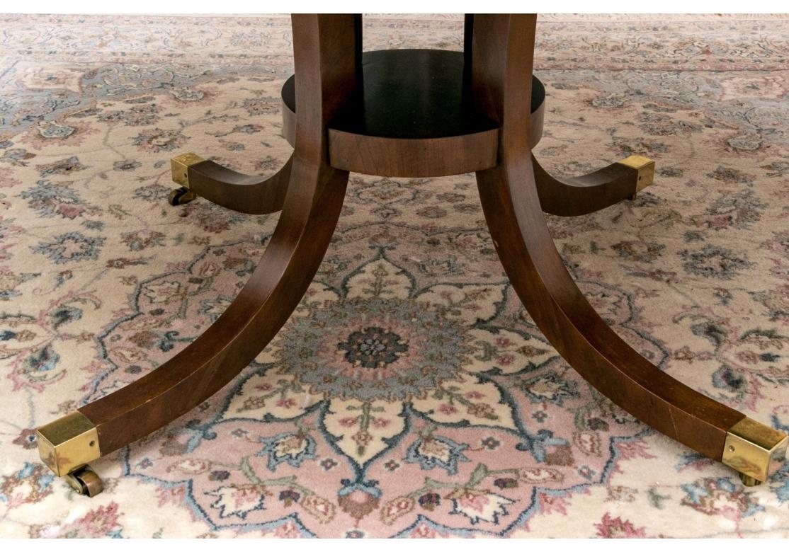 Baker Furniture McMillian Georgian Style Round Extension Table État moyen - En vente à Bridgeport, CT