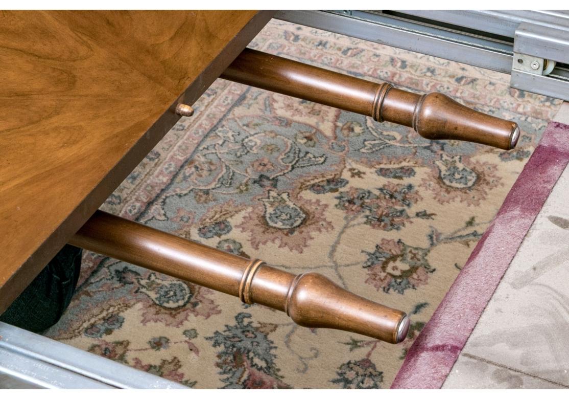 Laiton Baker Furniture McMillian Georgian Style Round Extension Table en vente