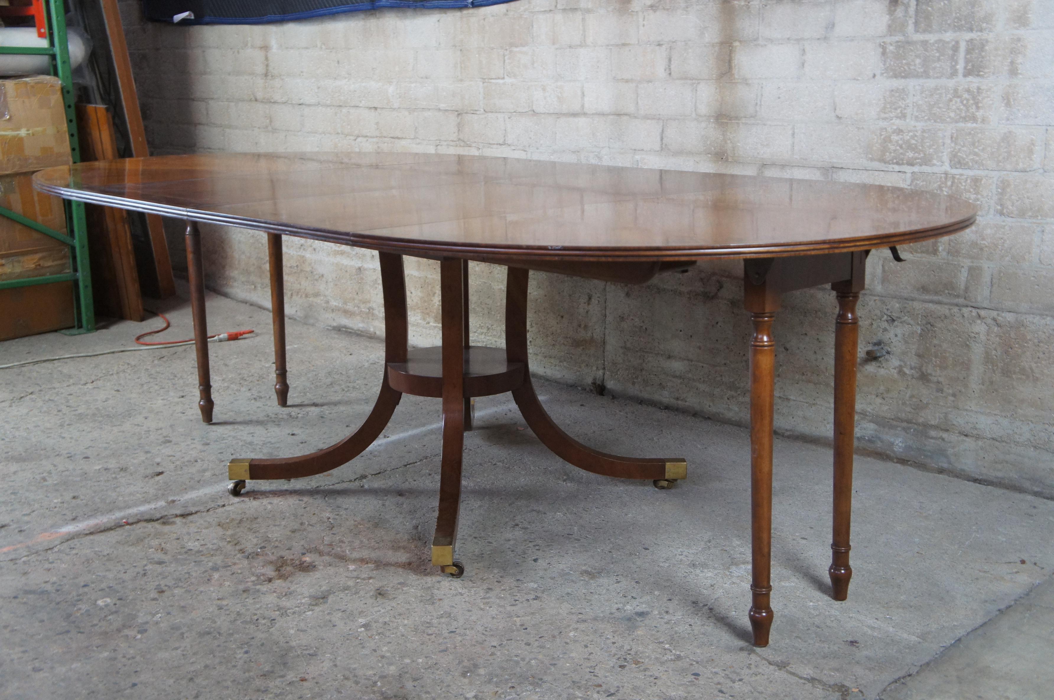 20th Century Baker Furniture McMillian Traditional Georgian Round Extendable Pedestal Table