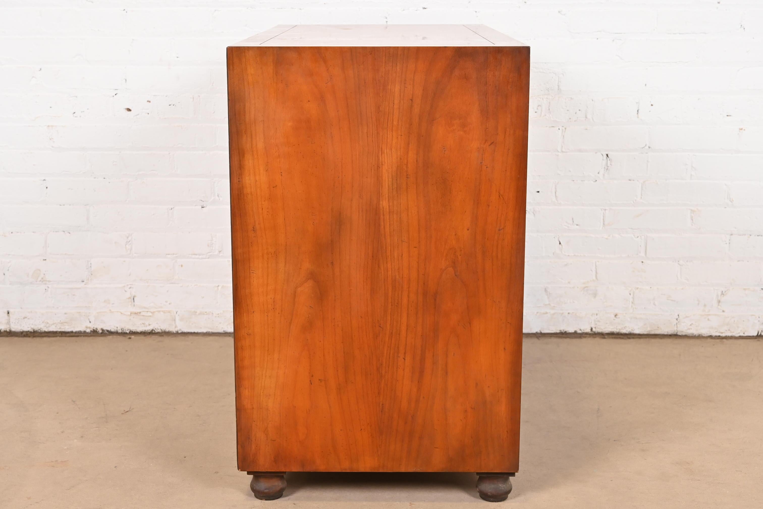Baker Furniture Mid-Century Campaign Kommode aus Kirschbaumholz, ca. 1960er Jahre im Angebot 3
