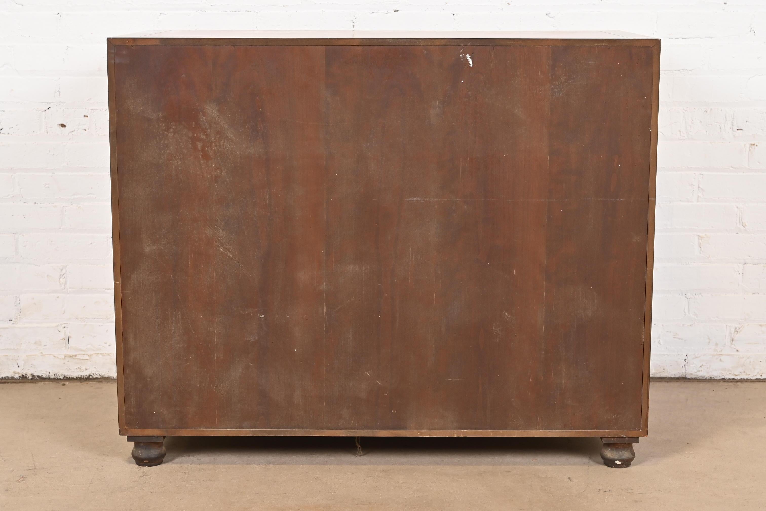 Baker Furniture Mid-Century Campaign Kommode aus Kirschbaumholz, ca. 1960er Jahre im Angebot 4