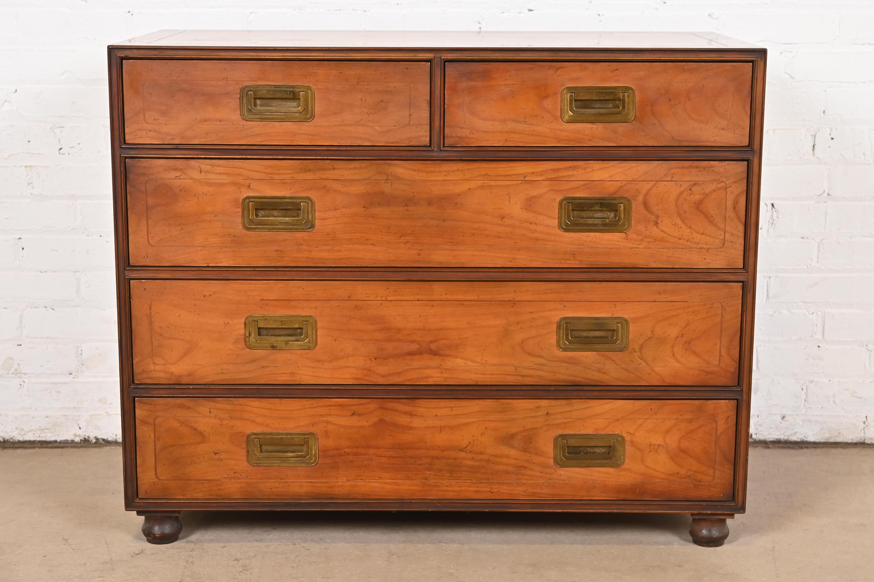 Eine wunderschöne Kommode mit fünf Schubladen im modernen Hollywood Regency Campaigner Stil aus der Mitte des Jahrhunderts.

Von Baker Furniture

USA, ca. 1960er Jahre

Geschnitztes Kirschholz, mit originalen Messingbeschlägen.

Maße: 38 