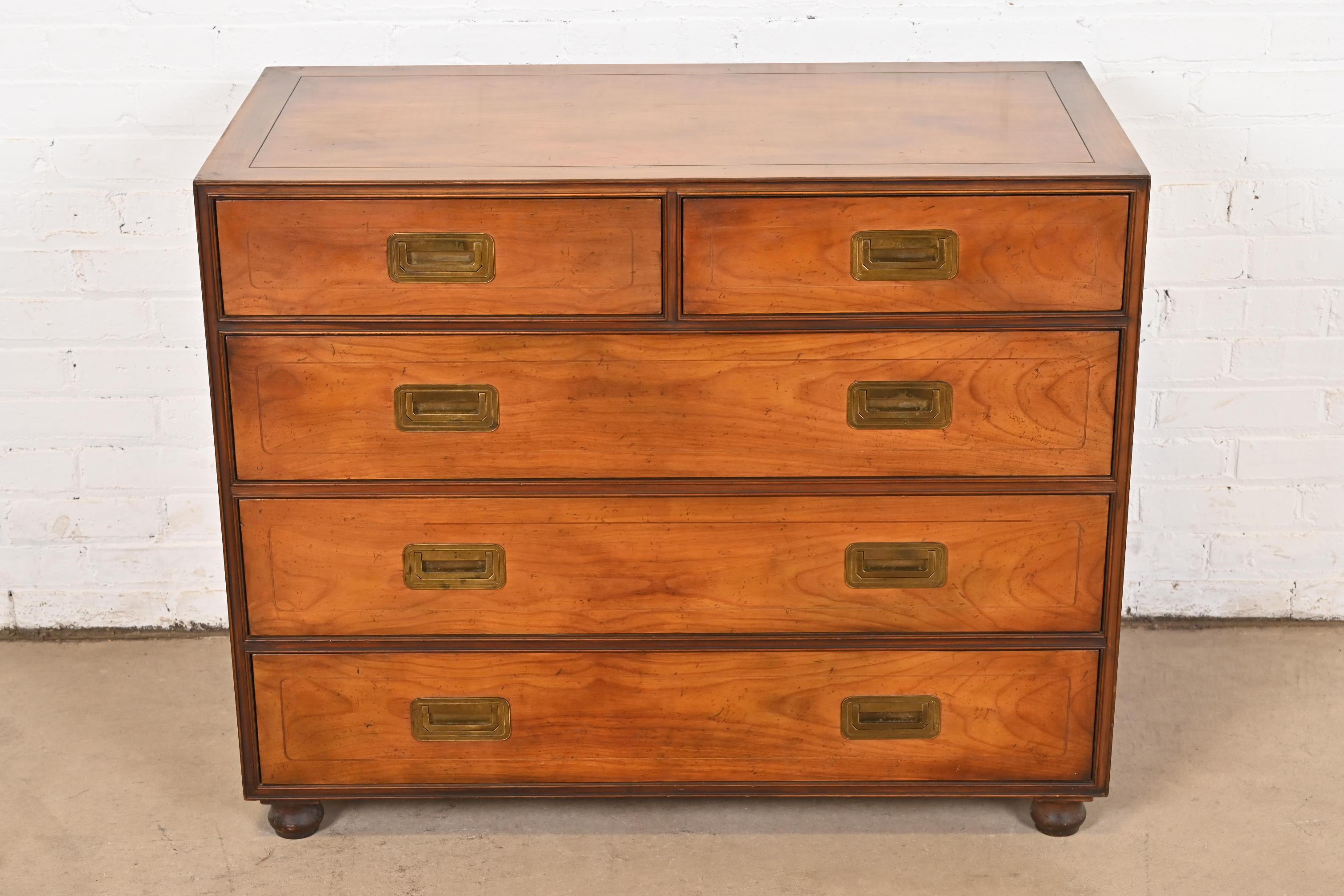 Baker Furniture Mid-Century Campaign Kommode aus Kirschbaumholz, ca. 1960er Jahre (Kampagne) im Angebot