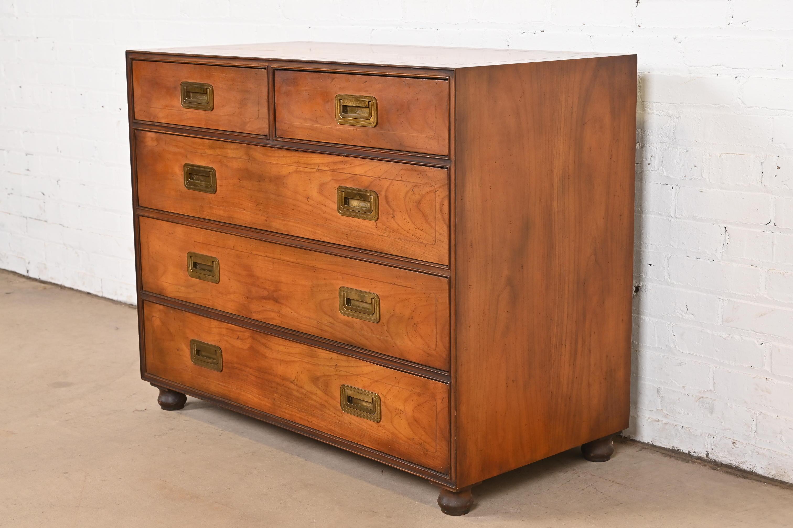 Baker Furniture Mid-Century Campaign Kommode aus Kirschbaumholz, ca. 1960er Jahre (amerikanisch) im Angebot