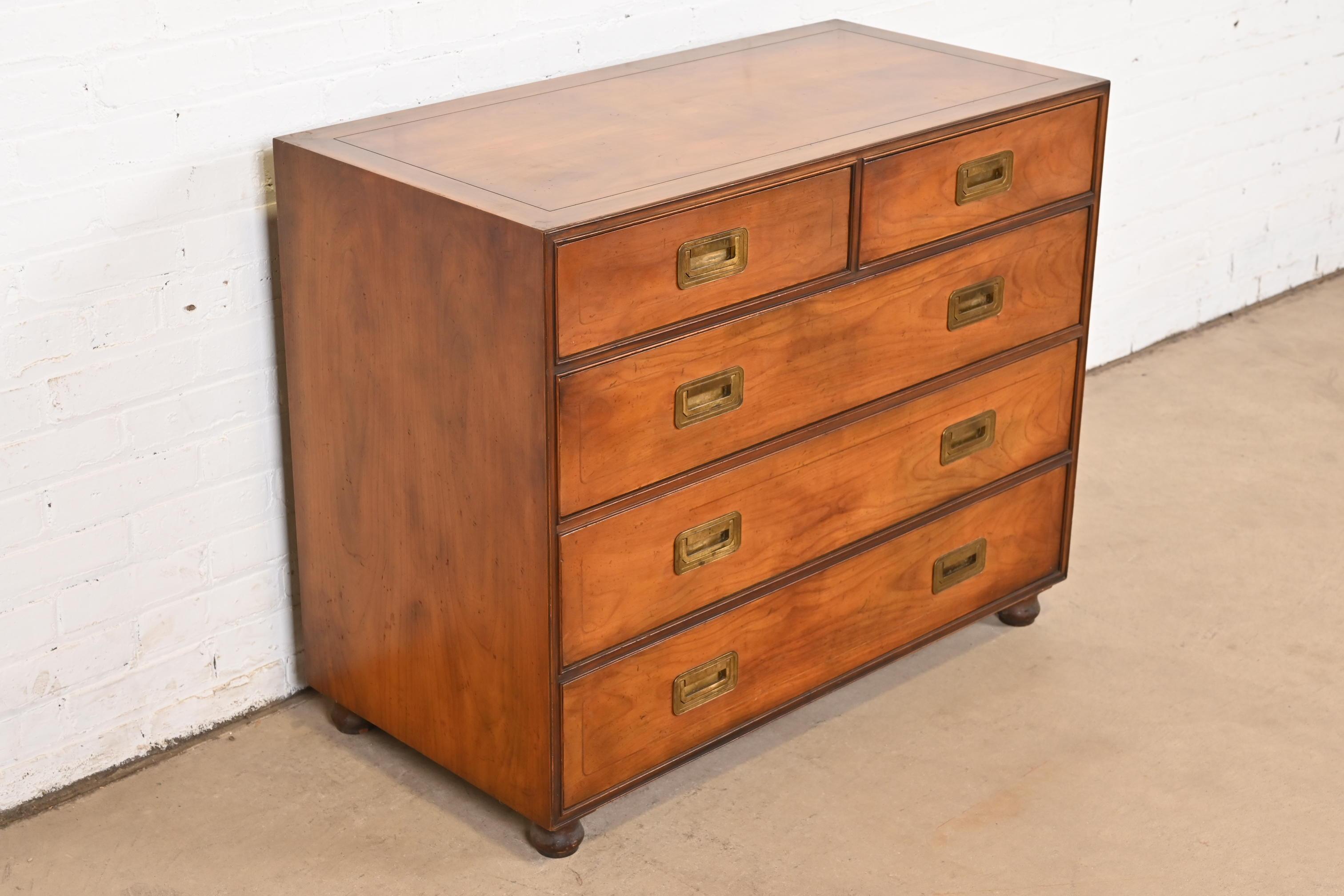 Baker Furniture Mid-Century Campaign Kommode aus Kirschbaumholz, ca. 1960er Jahre im Zustand „Gut“ im Angebot in South Bend, IN