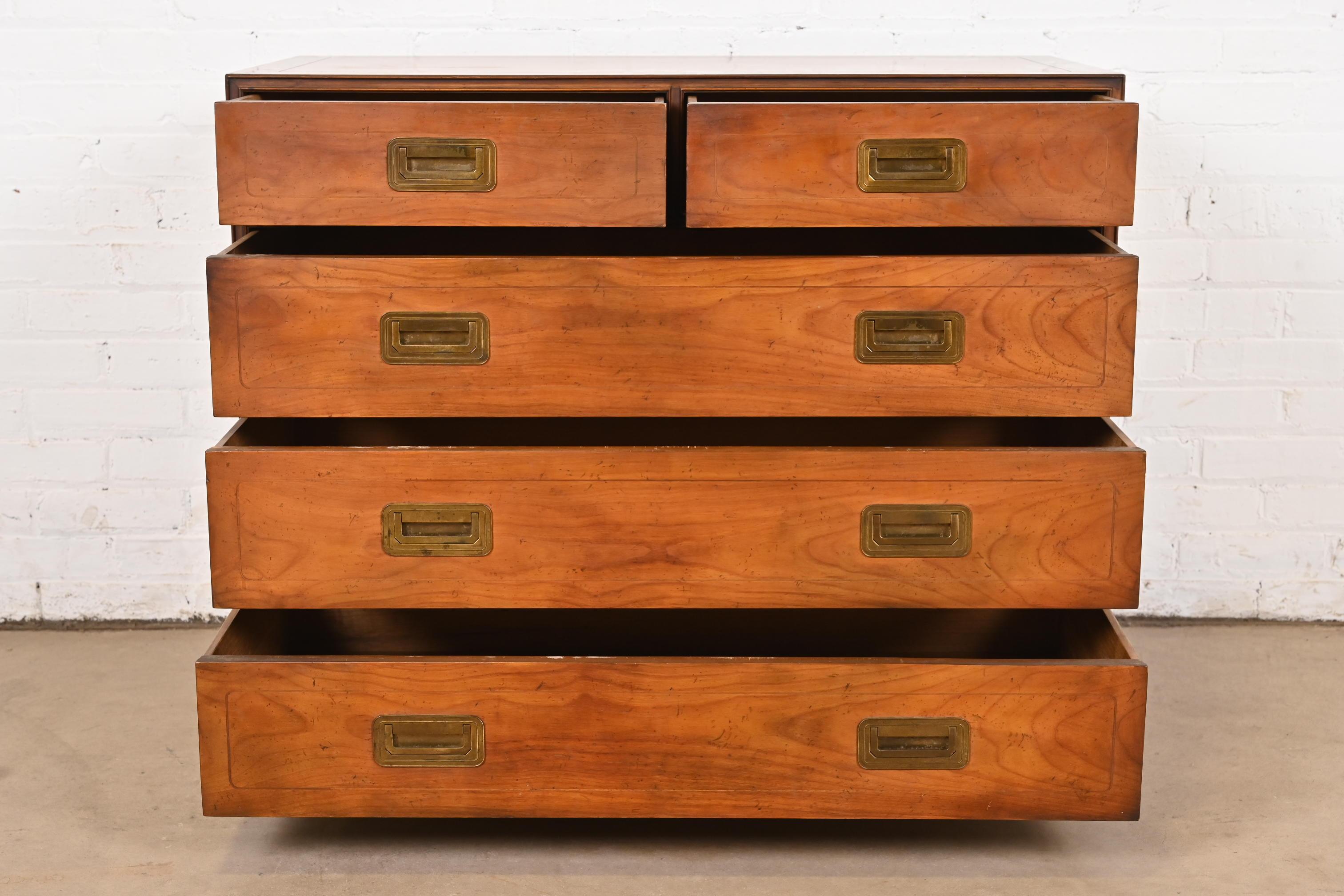 Baker Furniture Mid-Century Campaign Kommode aus Kirschbaumholz, ca. 1960er Jahre (Mitte des 20. Jahrhunderts) im Angebot