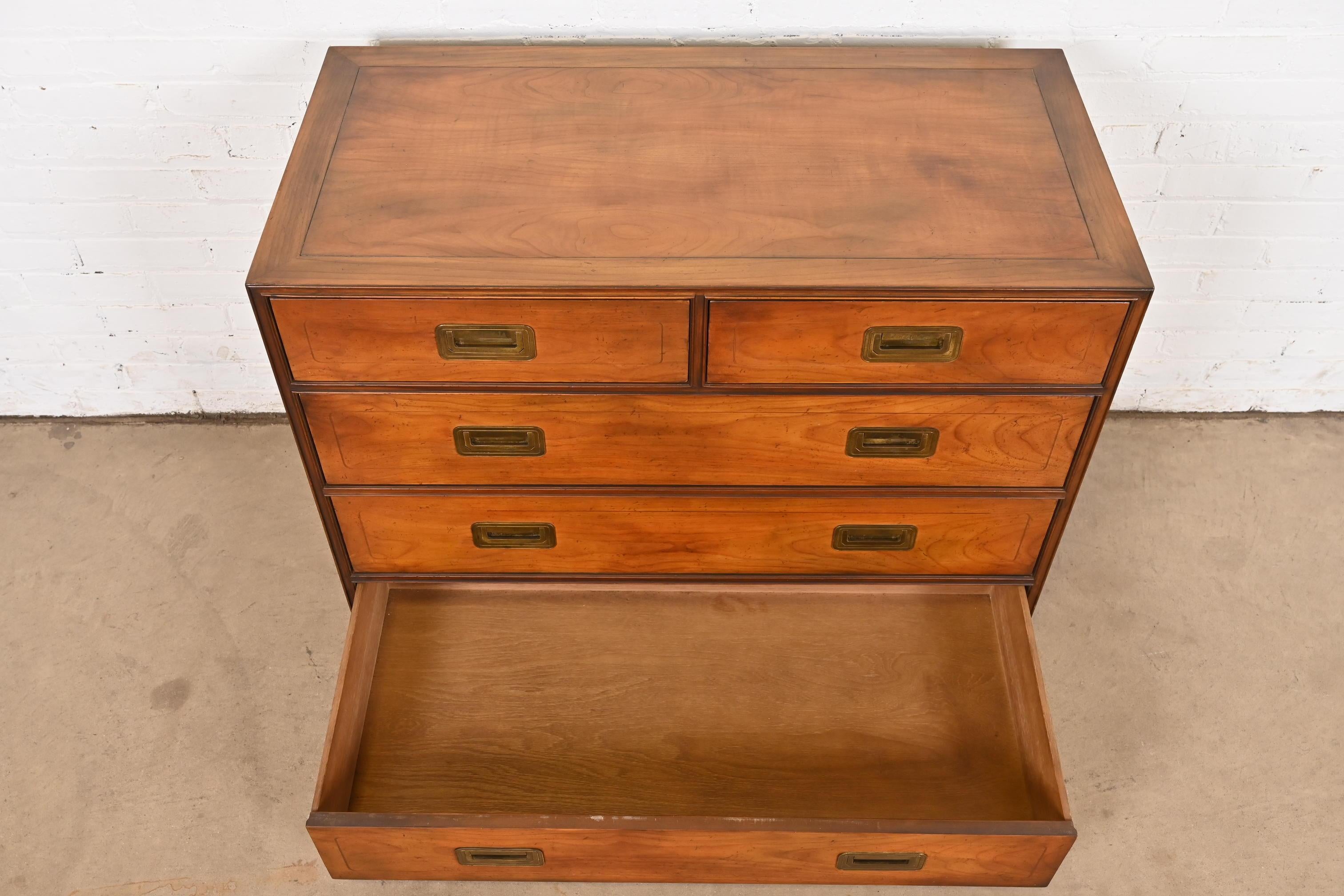 Baker Furniture Mid-Century Campaign Kommode aus Kirschbaumholz, ca. 1960er Jahre (Messing) im Angebot