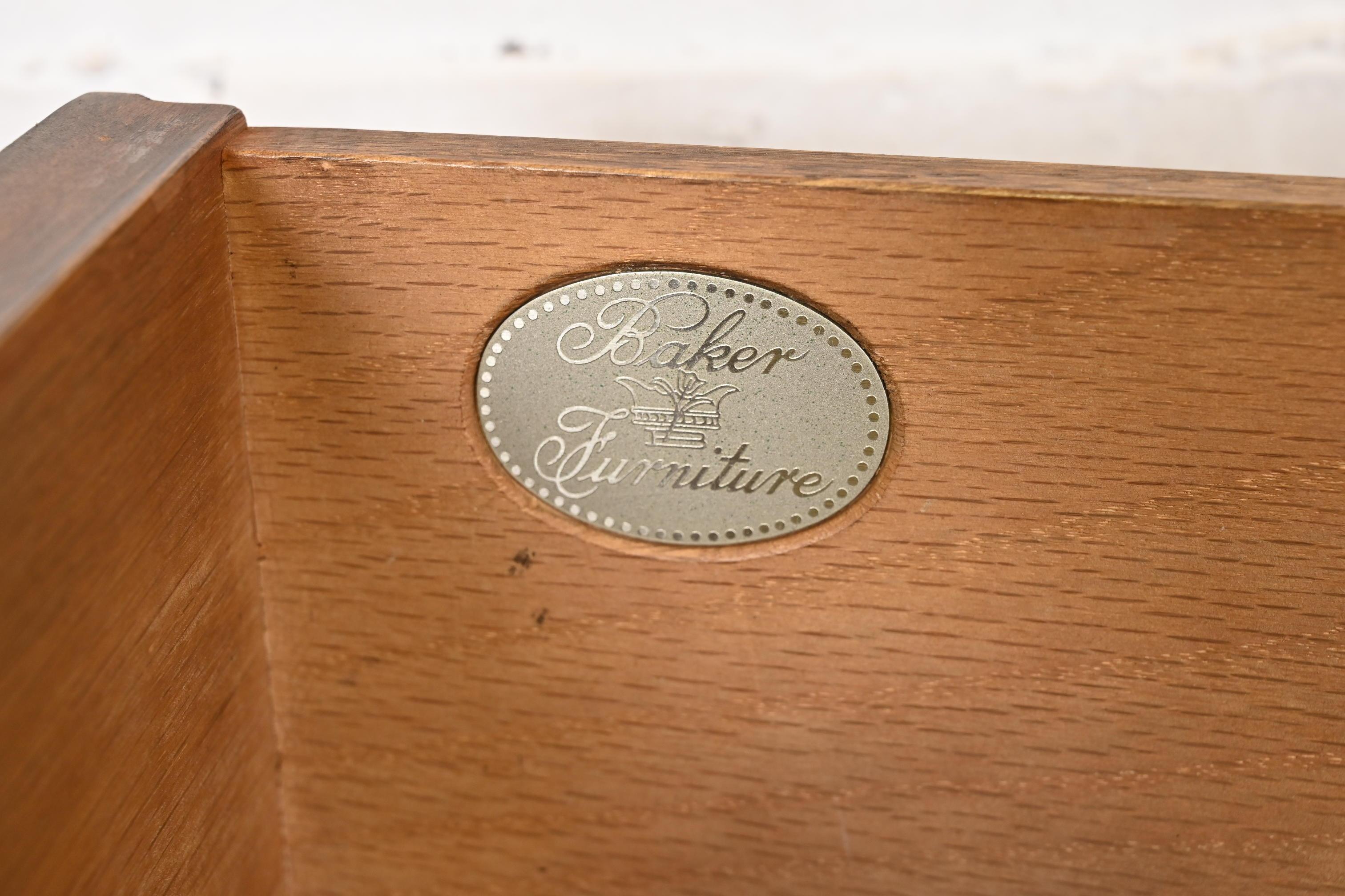 Baker Furniture Mid-Century Campaign Kommode aus Kirschbaumholz, ca. 1960er Jahre im Angebot 1