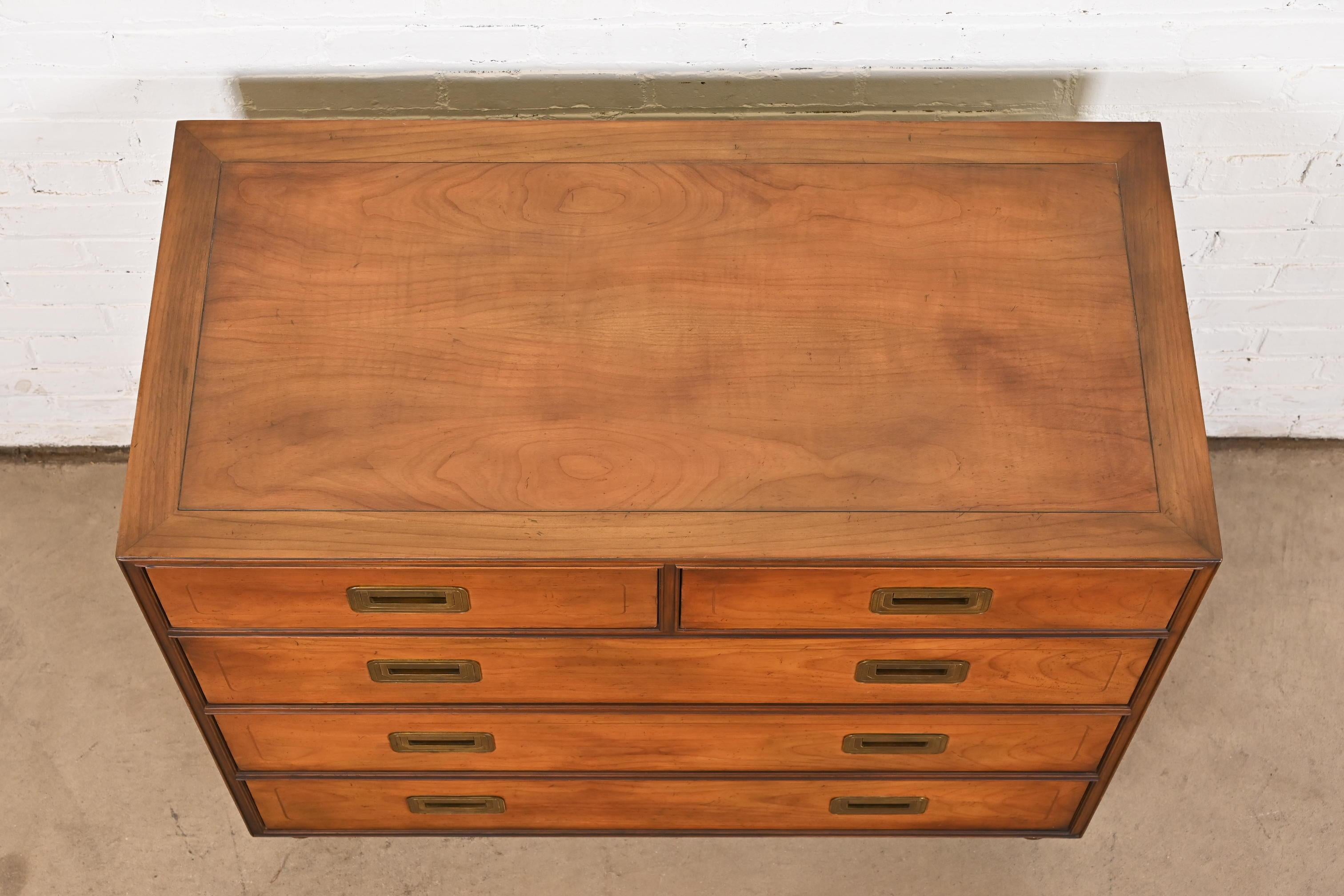 Baker Furniture Mid-Century Campaign Kommode aus Kirschbaumholz, ca. 1960er Jahre im Angebot 2