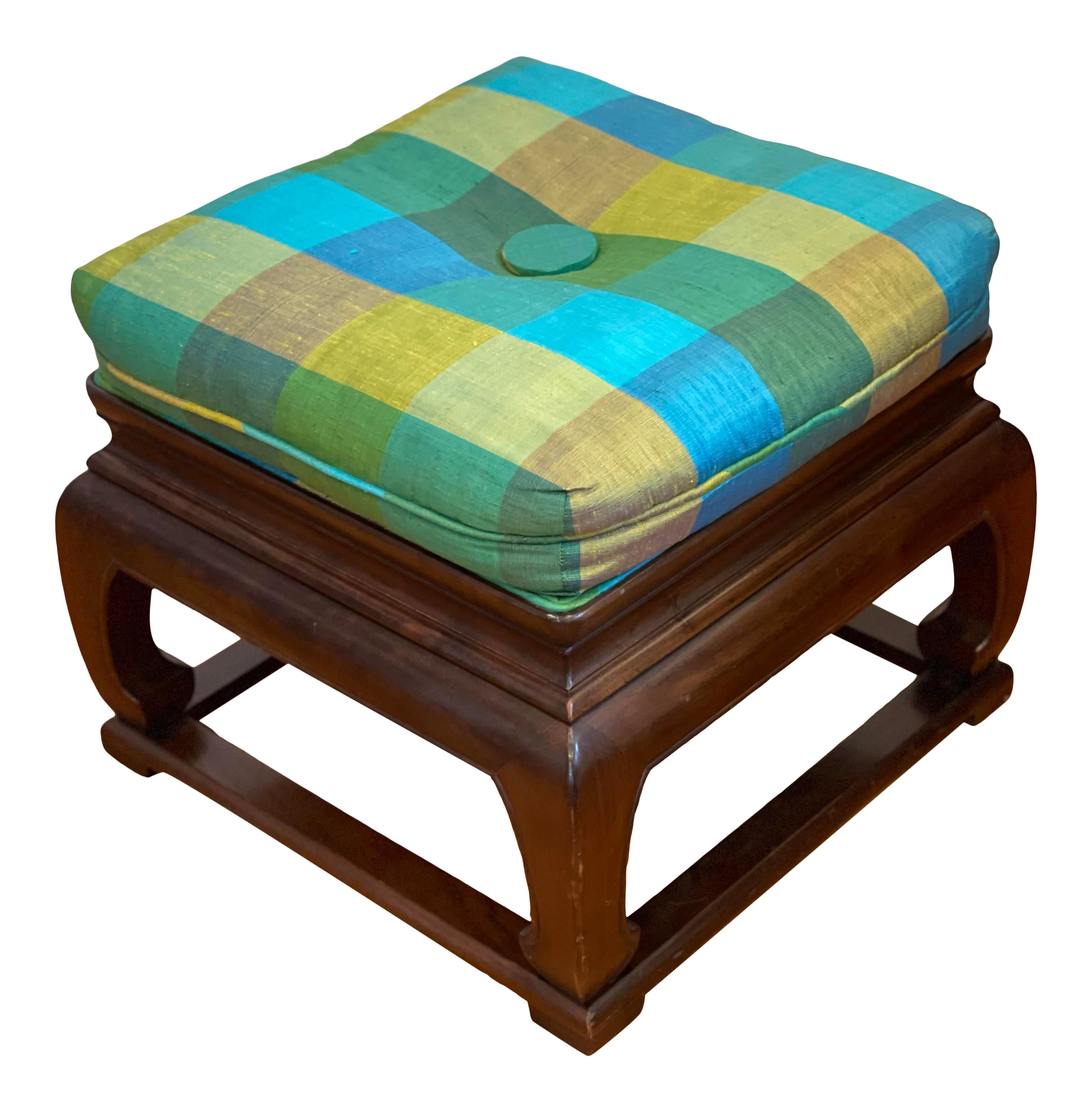 El puf otomano chinoiserie de mediados de siglo de Baker Furniture tiene una base de cerezo con un asiento tapizado independiente y la parte superior de la base a juego en grosgrain pagado o material de seda.