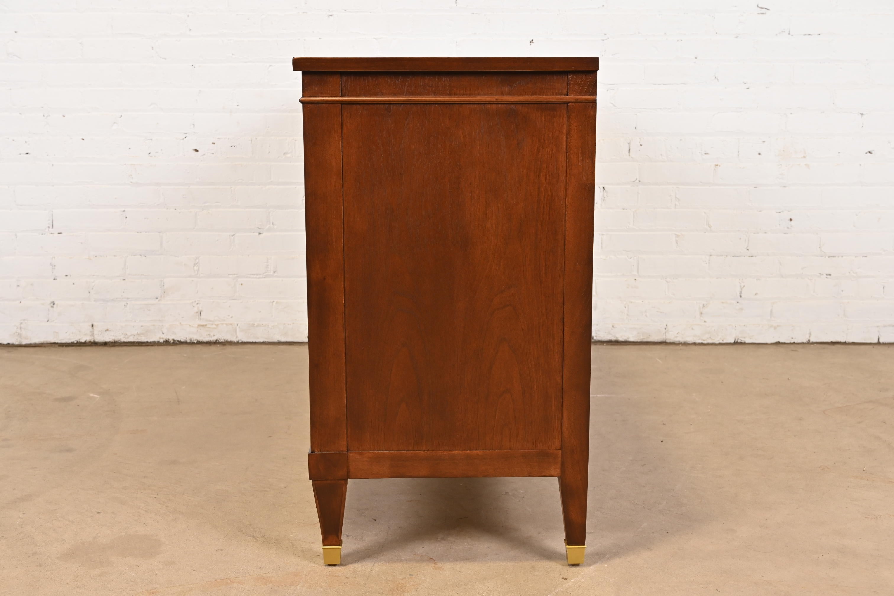 Baker Furniture Aparador o mueble bar de madera de cerezo de la Regencia francesa de mediados de siglo en venta 4