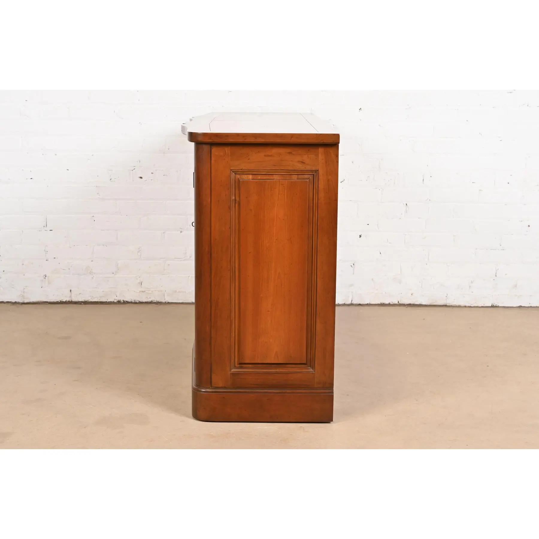 Baker Furniture Credenza o mobile bar in legno di ciliegio di epoca medio-recente in vendita 3